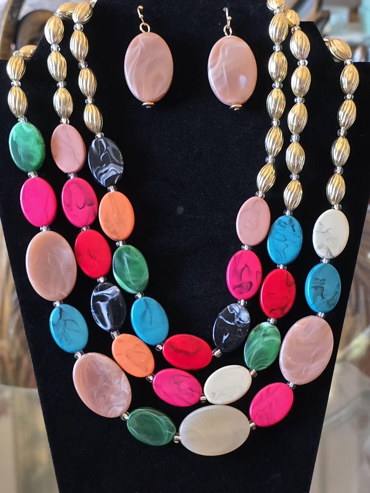 MULTICOLOR SWIRLED LUCITE ACRYLIC OVAL FLAT DISCS NECKLACE & PIERCED EARRINGS…