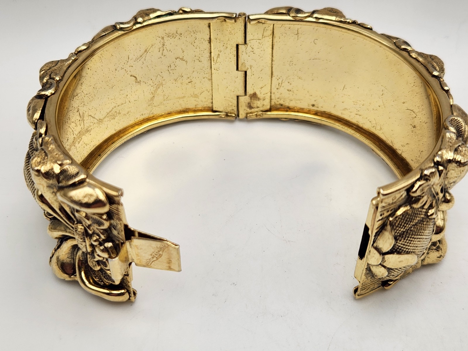 Whiting & Davis Signed Vintage Ornate Bangle Bracelet Hinged Gold Tone Push Lock