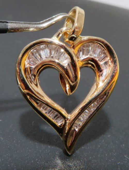 14K YG NATURAL DIAMOND CLUSTER HEART PENDANT 0.25 tcw 4.00 grams (AI-2939)