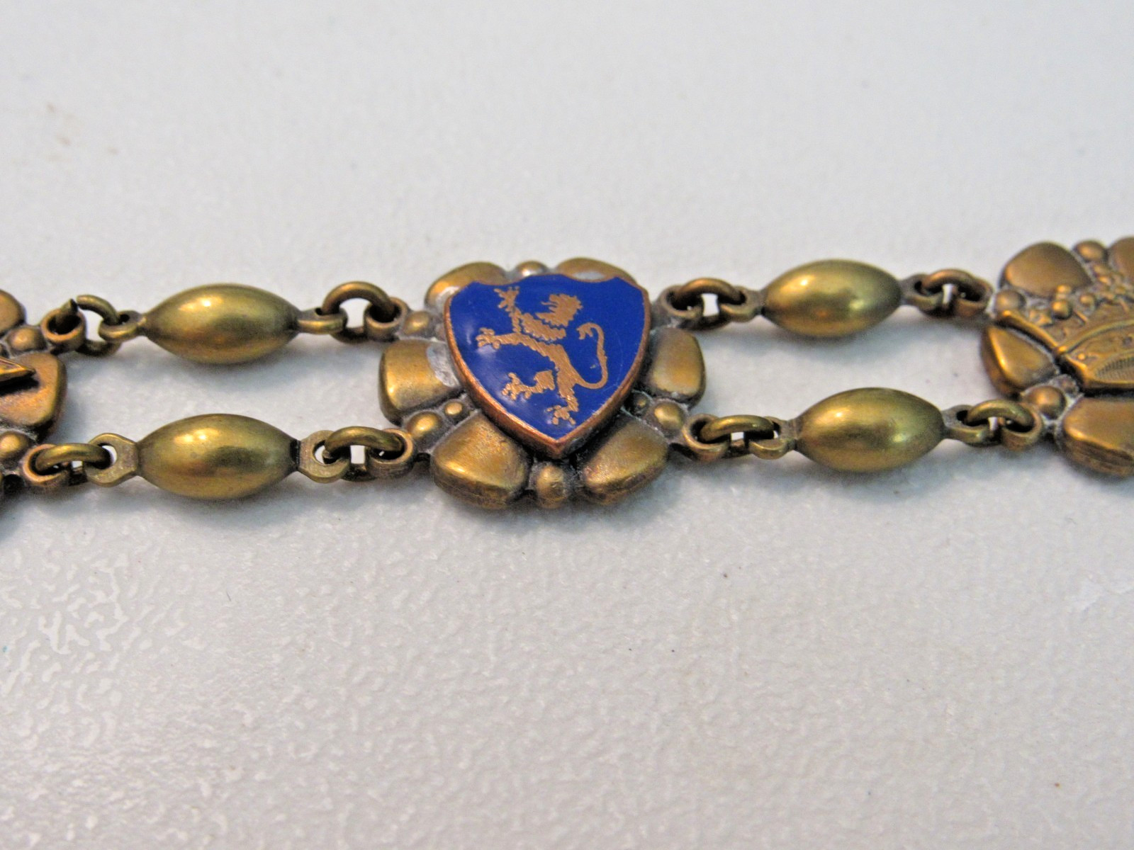 VINTAGE BRASS LION COAT OF ARMS ENAMEL LINK CHARM BRACELET 7 1/2″ FRANCE