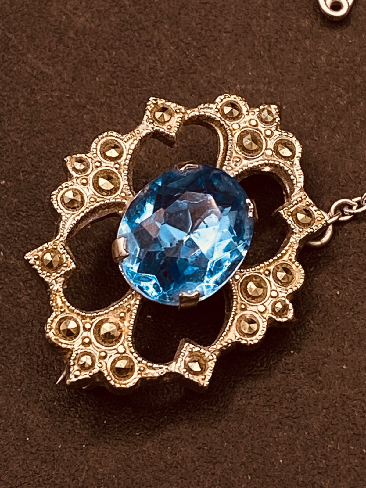 Brooch Blue Glass ‘Sapphire’ Stone Gold Tone Mount with Safety Chain approx 30mm