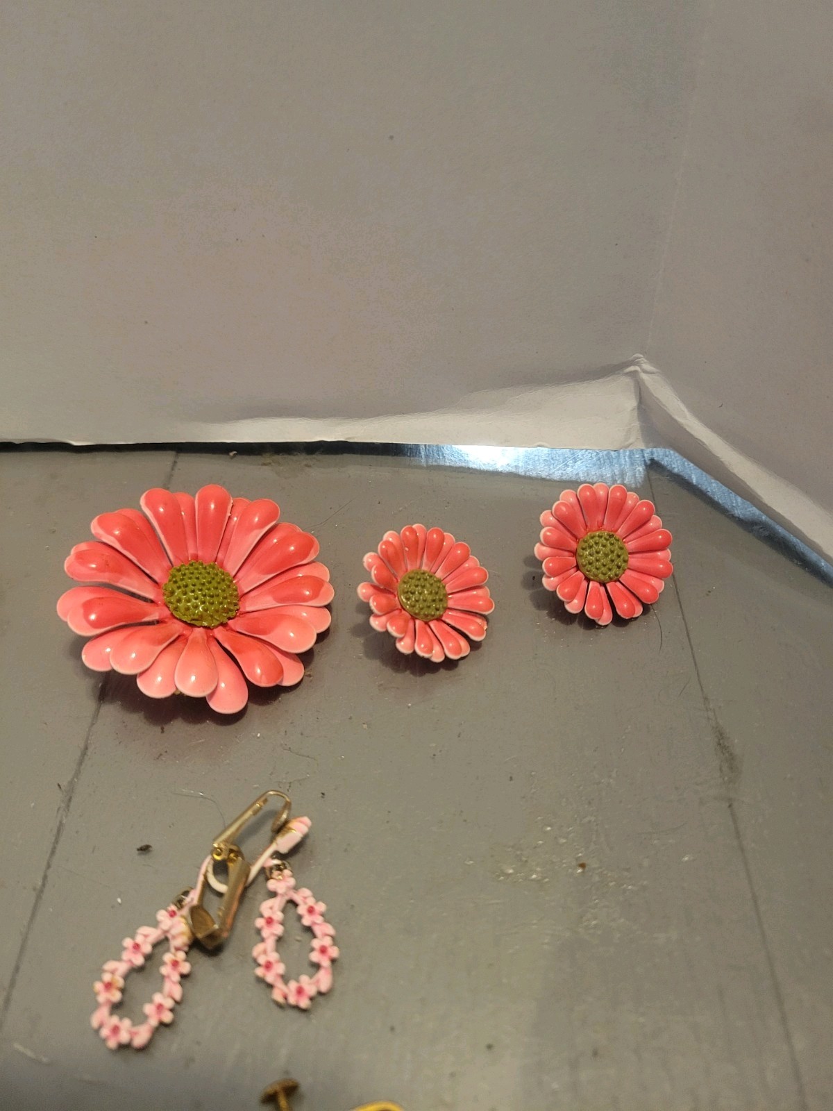 Vintage FLOWER POWER 11 ENAMEL/ METAL BROOCHES PINS And 7 Clip On Earring Pairs