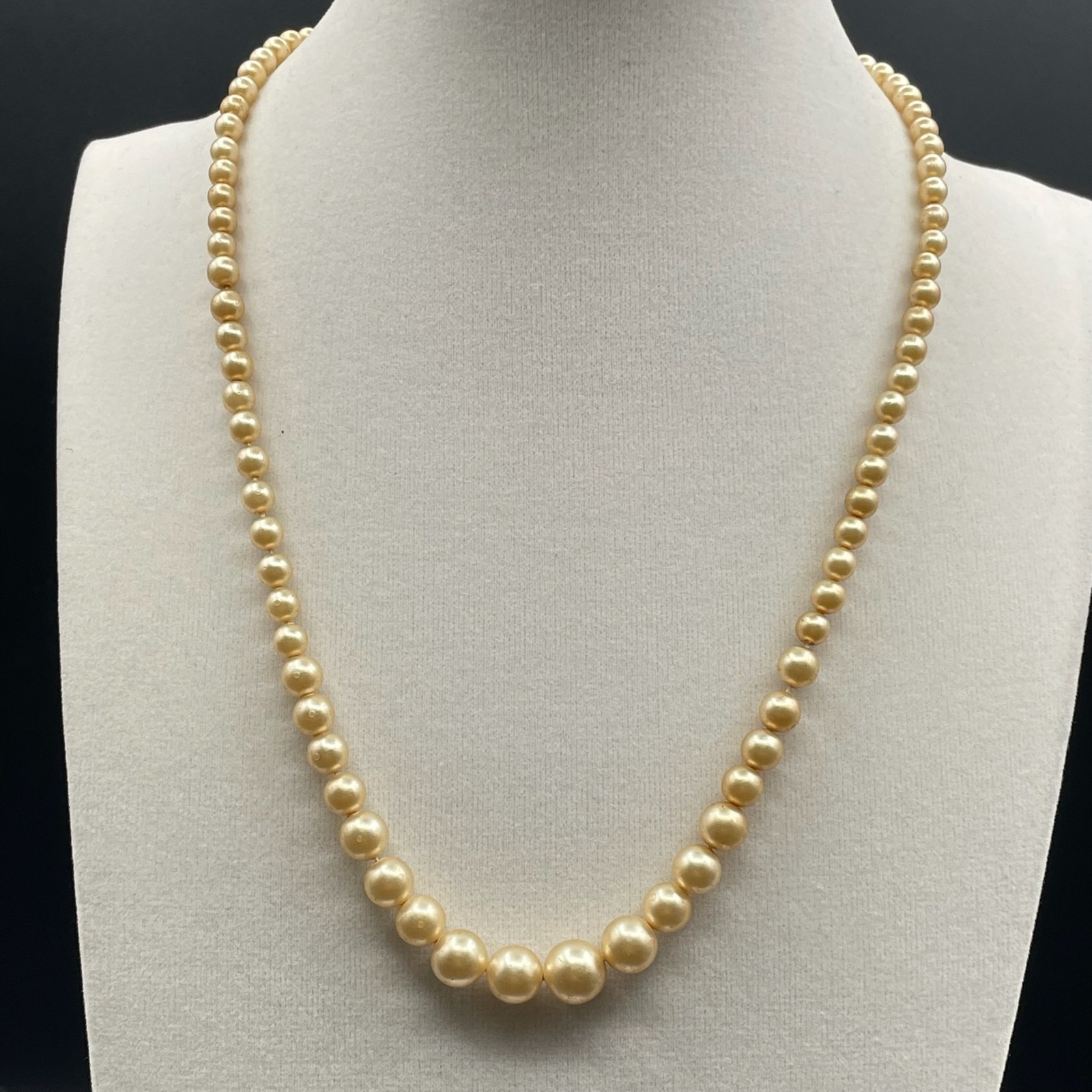 Vintage Cream Classic Fashion Graduated Pearl Beaded Push Lock Necklace