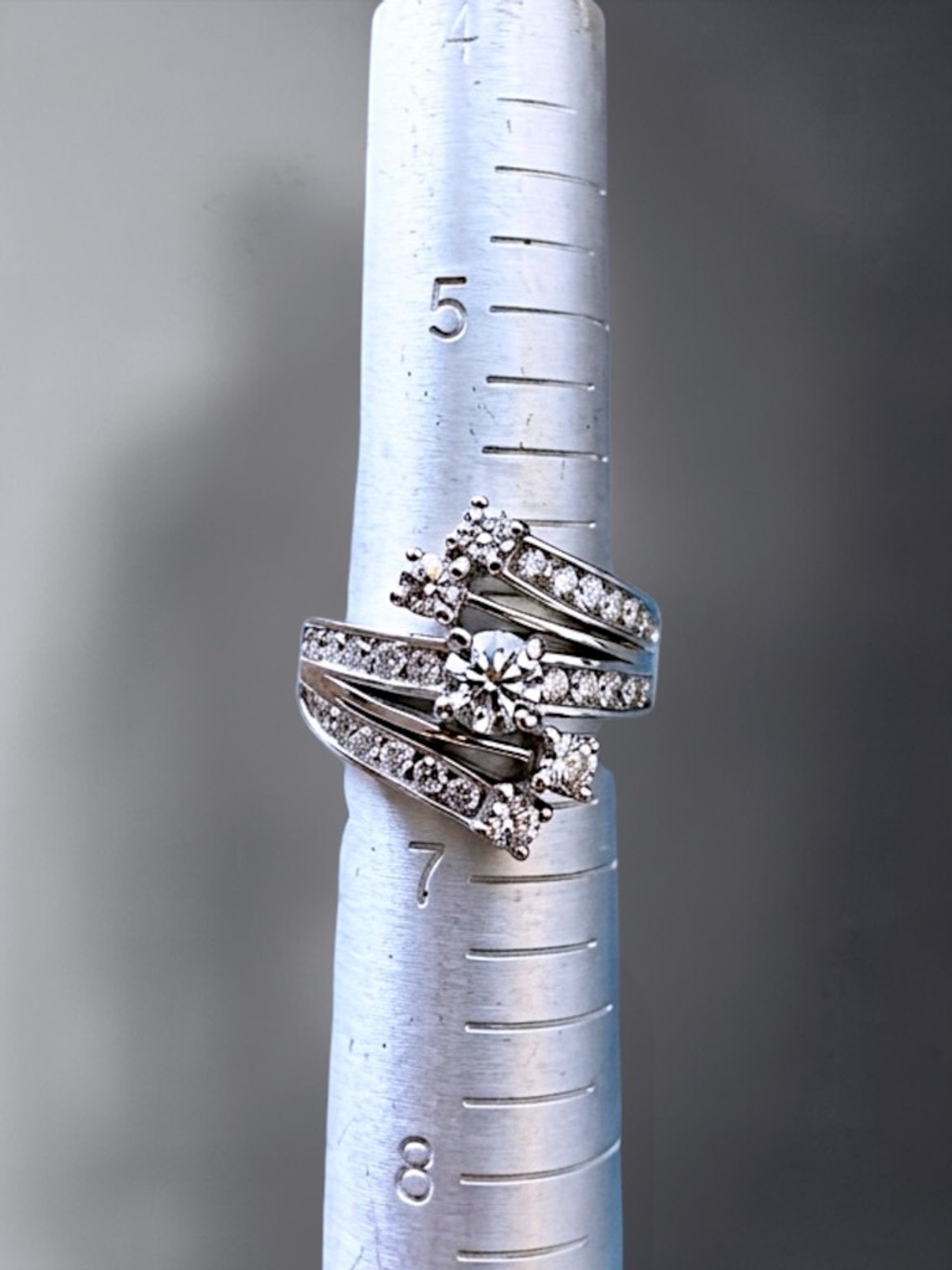 14K White Gold Diamond Right-Hand Ring – Size 6.5