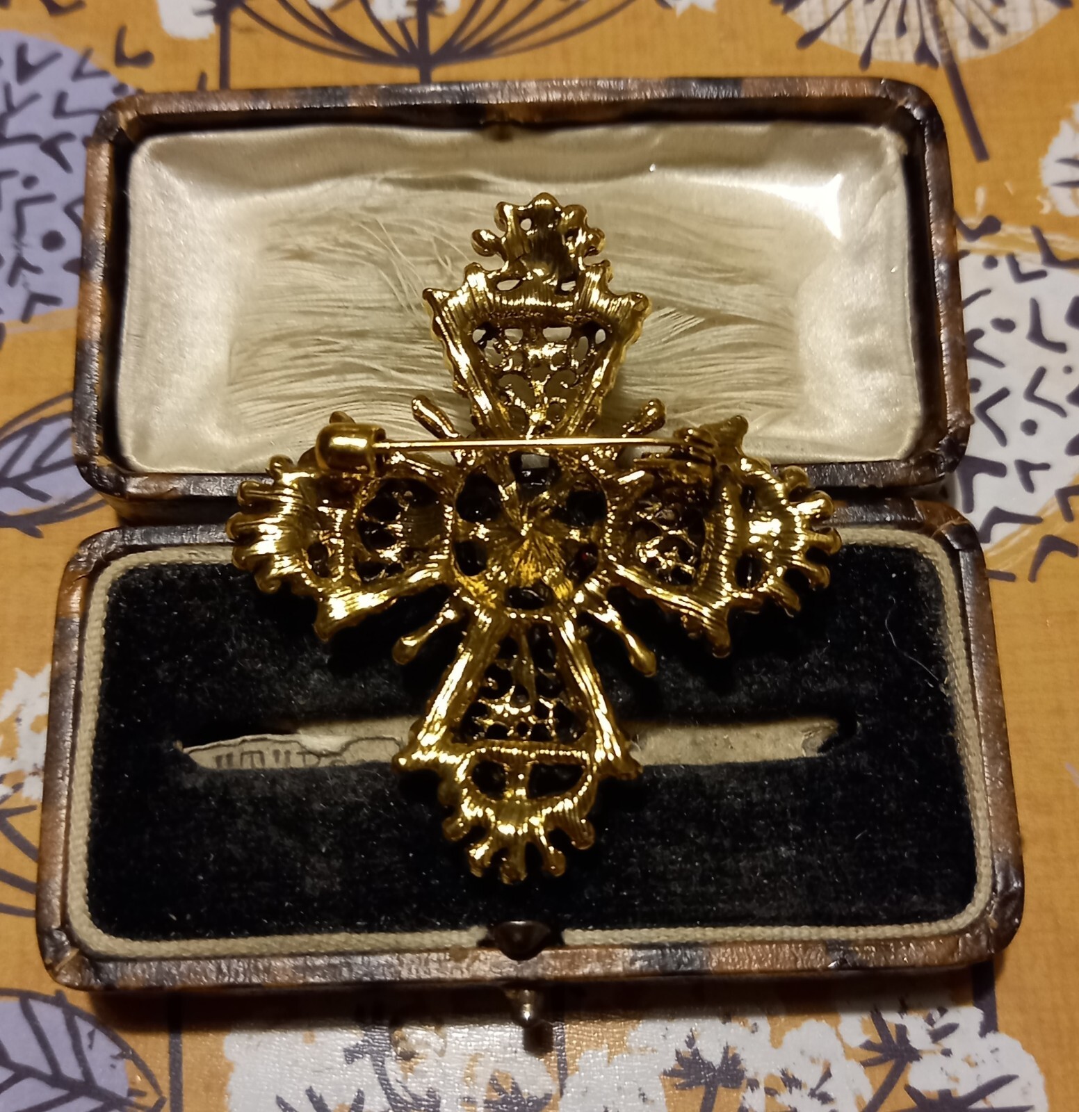 VINTAGE STYLE GOLDTONE RED GREEN SPARKLY CROSS BROOCH MEDIEVAL RELIGIOUS GOTHIC