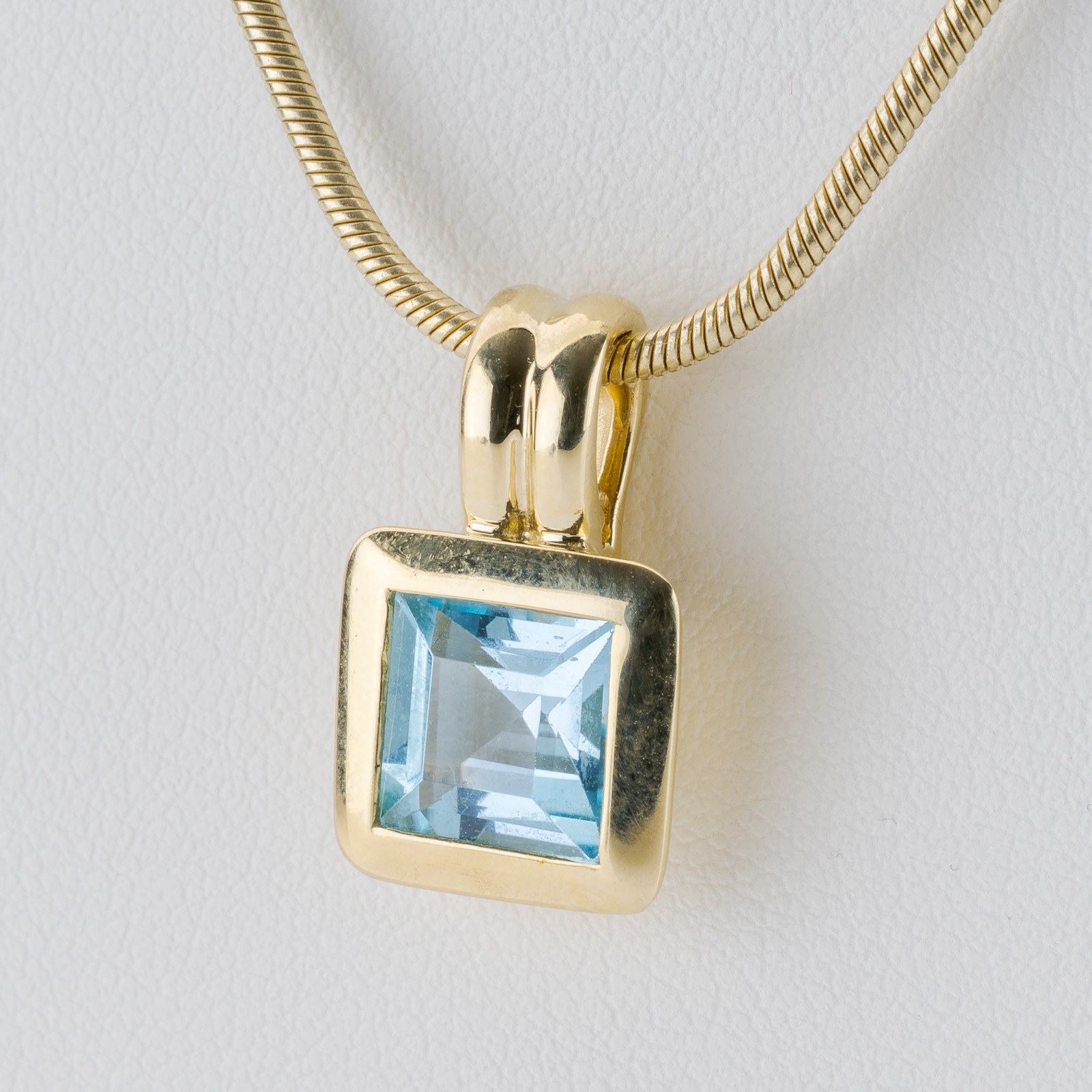 585 yellow gold pendant with 3.0ct blue topaz