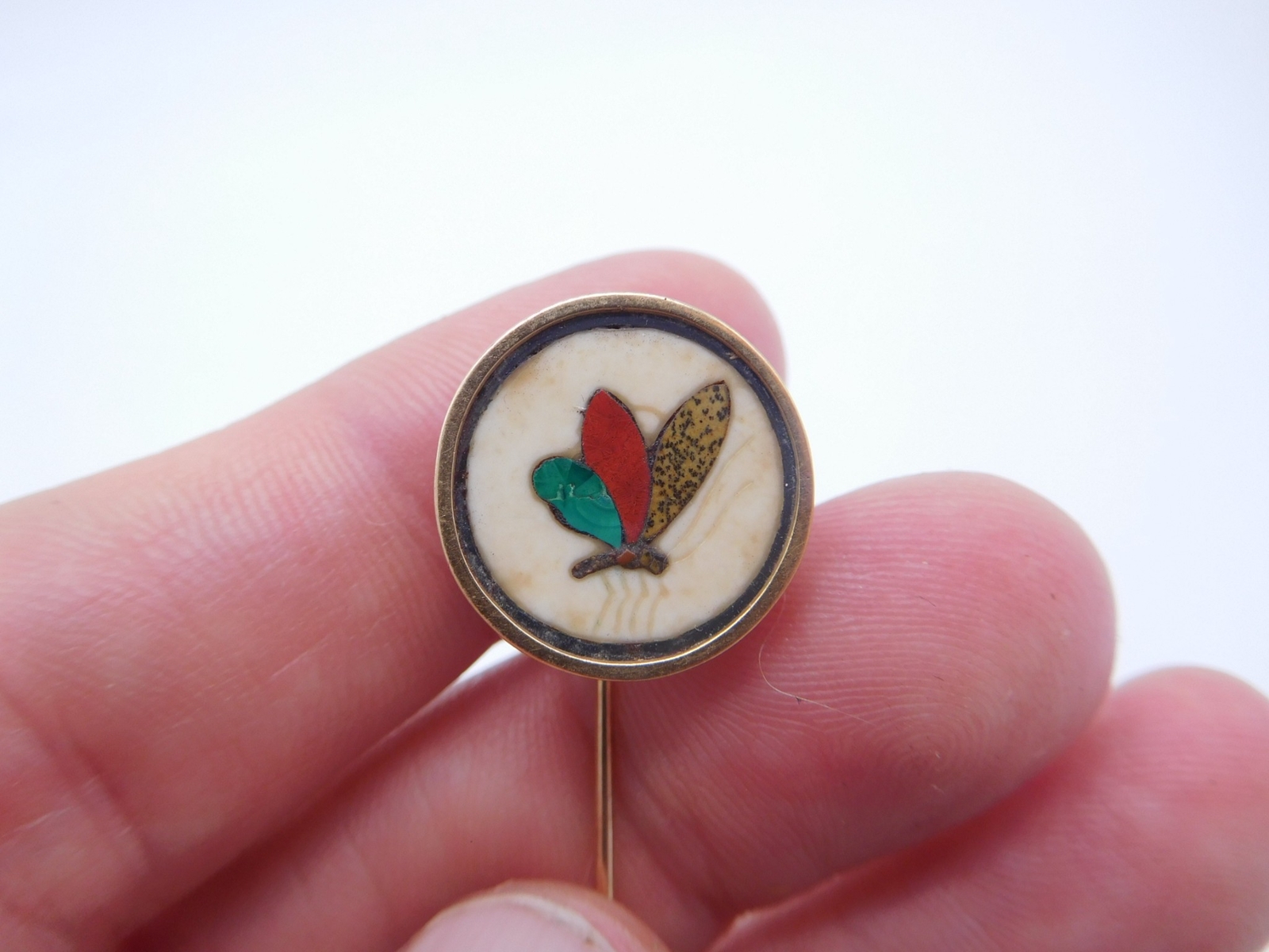 LOVELY VICTORIAN 10K GOLD PIETRA DURA BUTTERFLY BUG HAT STICK PIN
