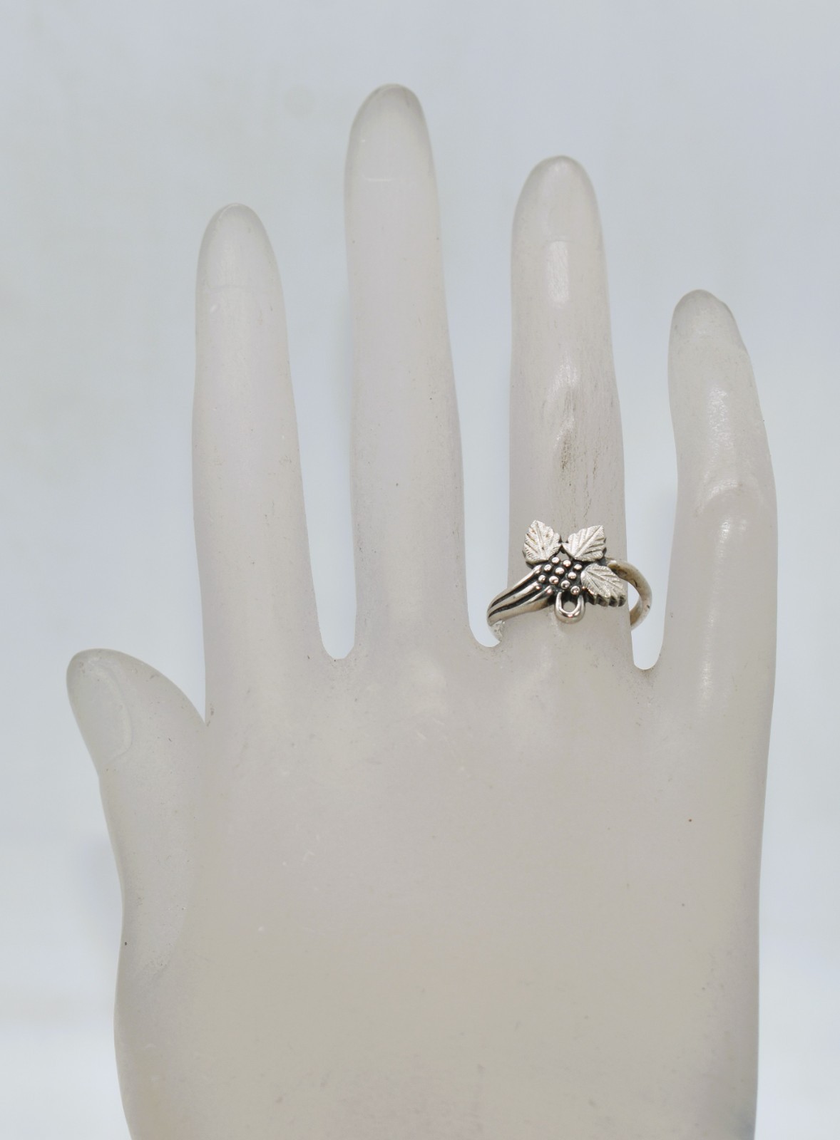 Wheeler Manufacturing Sterling Silver Leaves & Grape Vine Ring Size 6