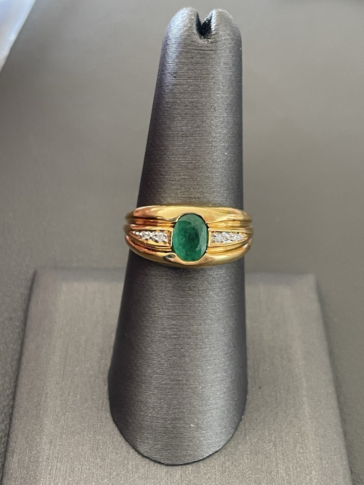 18KT Yellow Gold 0.60CT Emerald & 0.04CTW Diamond Ring. Size 7(K10)
