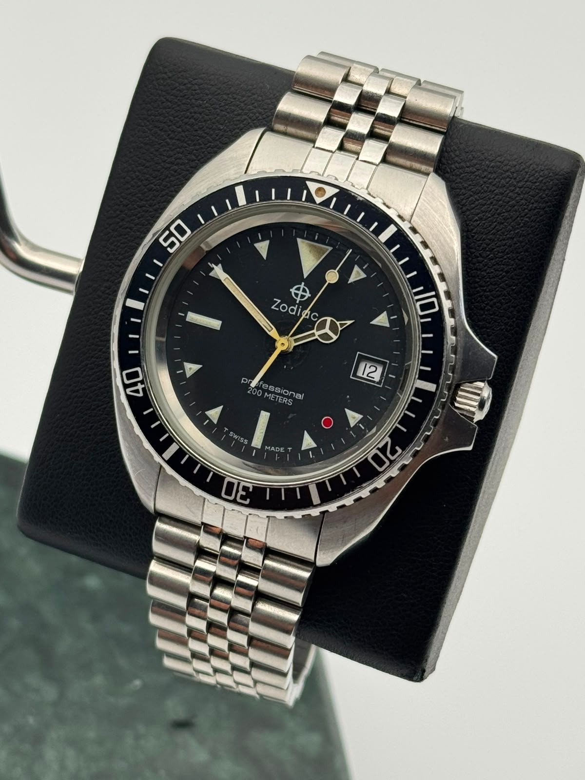 Zodiac red dot (Heuer) 200M professional diver ref 106.21.07 size 42mm