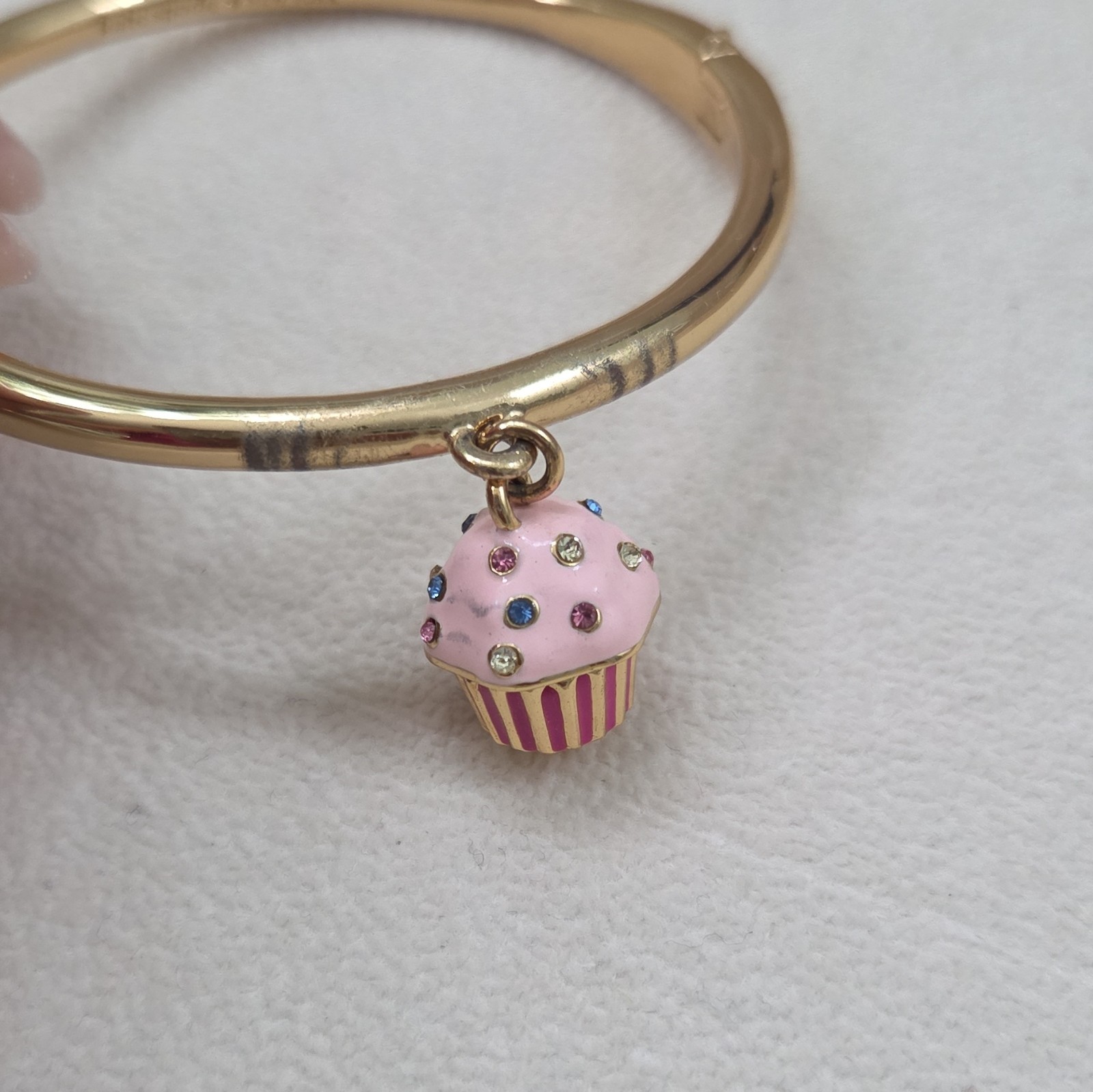 kate spade new york Signed Gold Tone Hinged Bangle Bracelet Pink Cupcake Charm