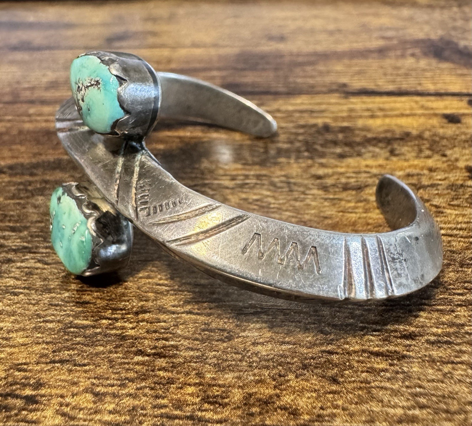Silver Carinated Turquoise Cuff Bracelet Chiseled – 50g – Early Vtg Southwestern