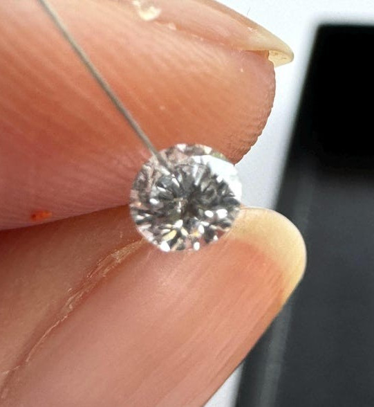 0.60tcw 6pcs EF Color Drilled Round Cut Lab Grown Diamond for Jewelry Creation.
