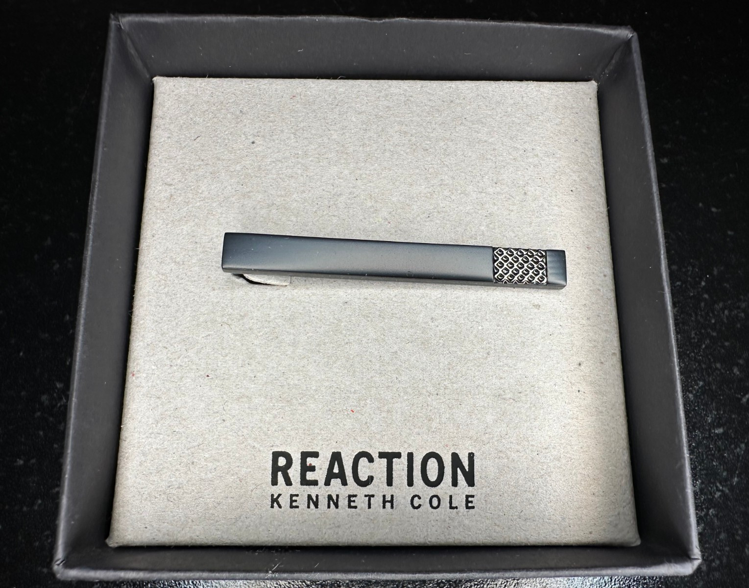 NEW Men’s KENNETH COLE REACTION TIE BAR/CLIP Black Gray Dress Shirt Suit IN BOX