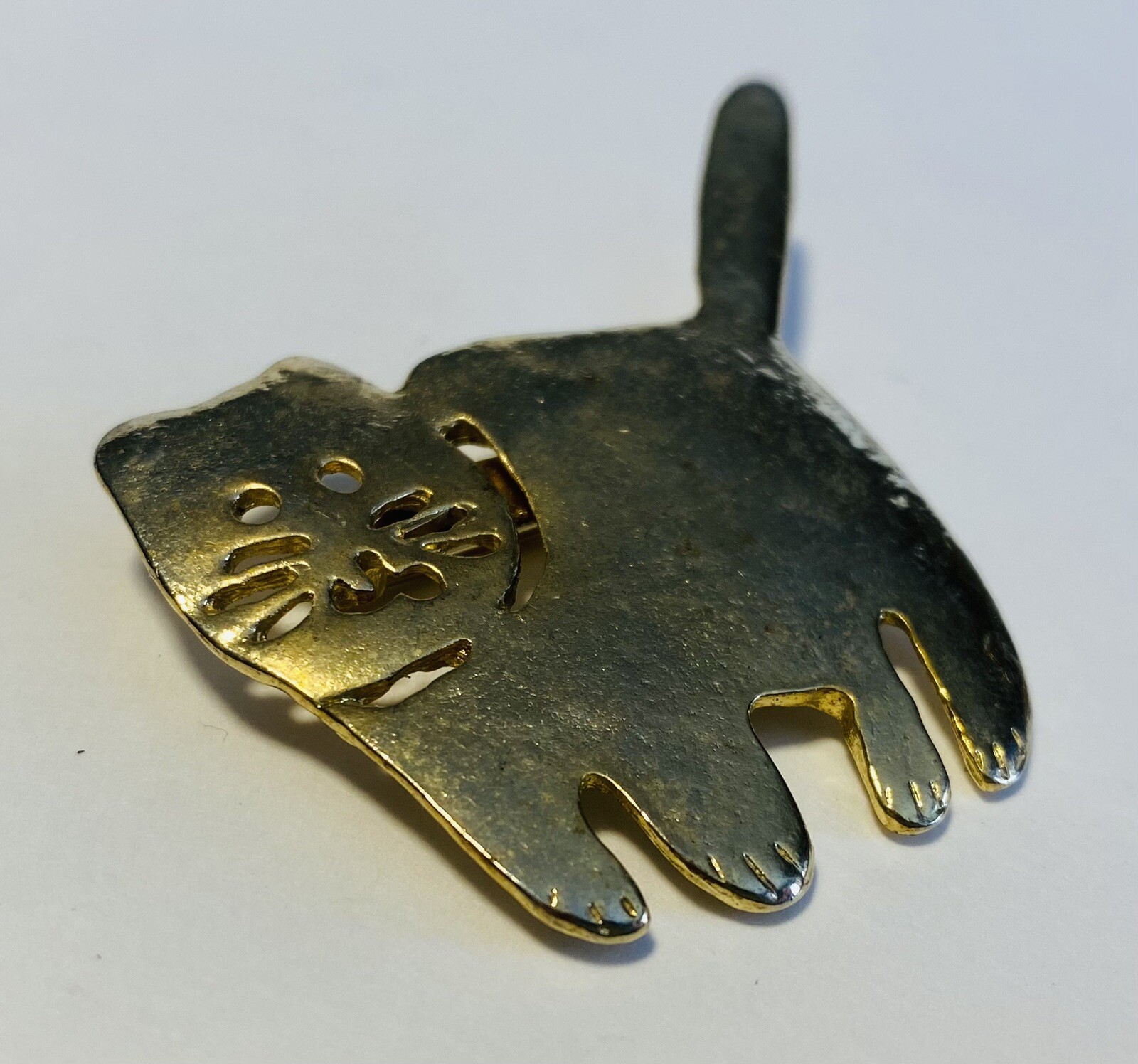 Vintage 1980’s Gold Tone Cat Brooch Pin Figural Jewelry Kitten Kitty 890