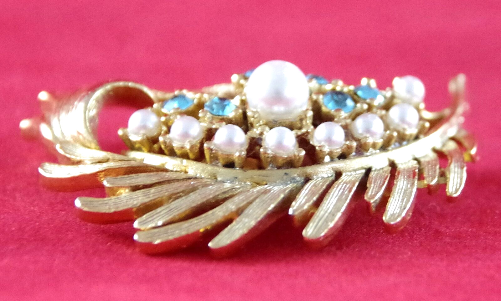 Pretty! VTG 1960’s GERRY’S RHINESTONE & PEARL GOLD FEATHER PLUME LEAF BROOCH PIN