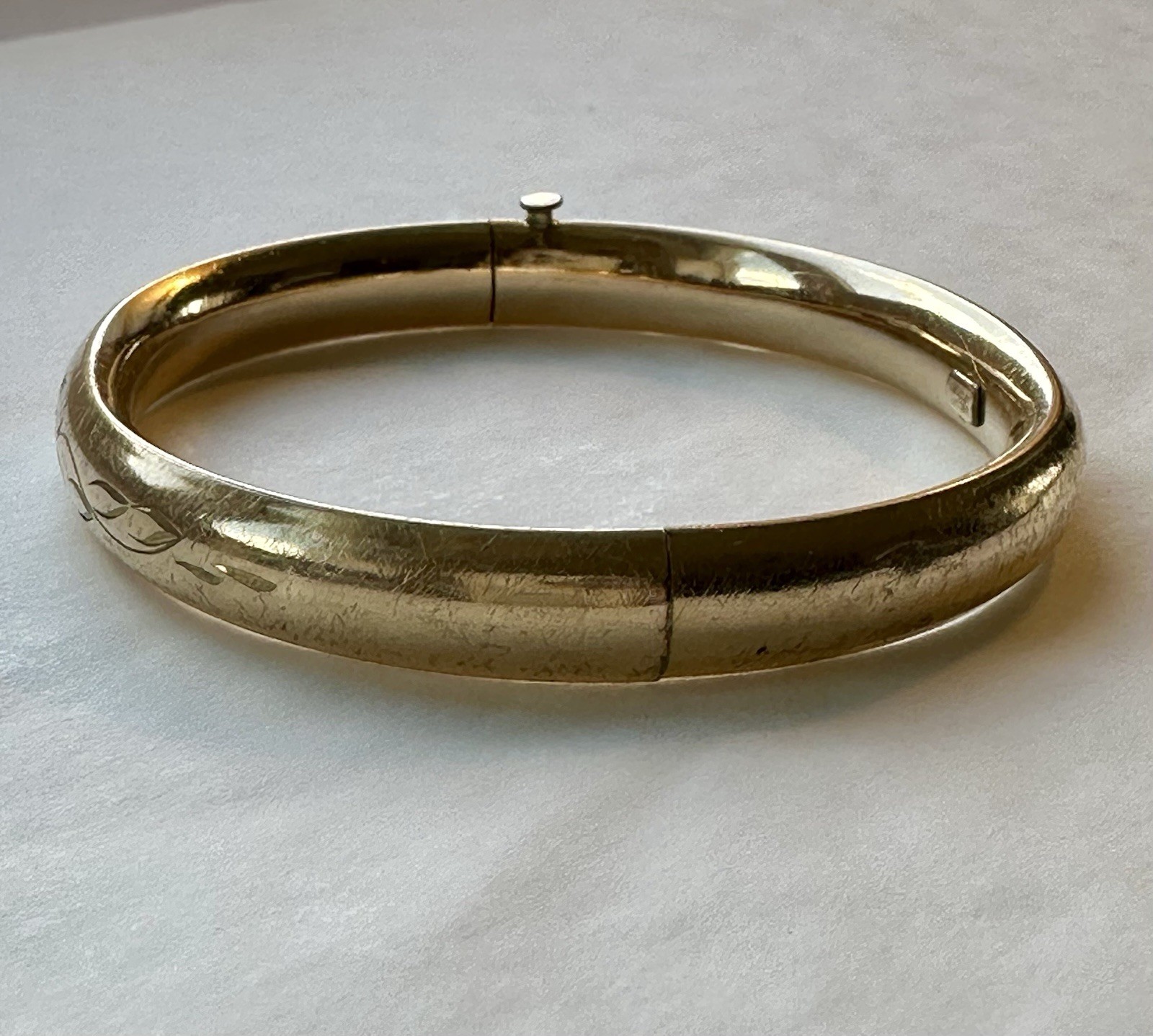 Vtg Winard 12K Gold Filled Hinged Bangle floral Etched secure w/ Bar