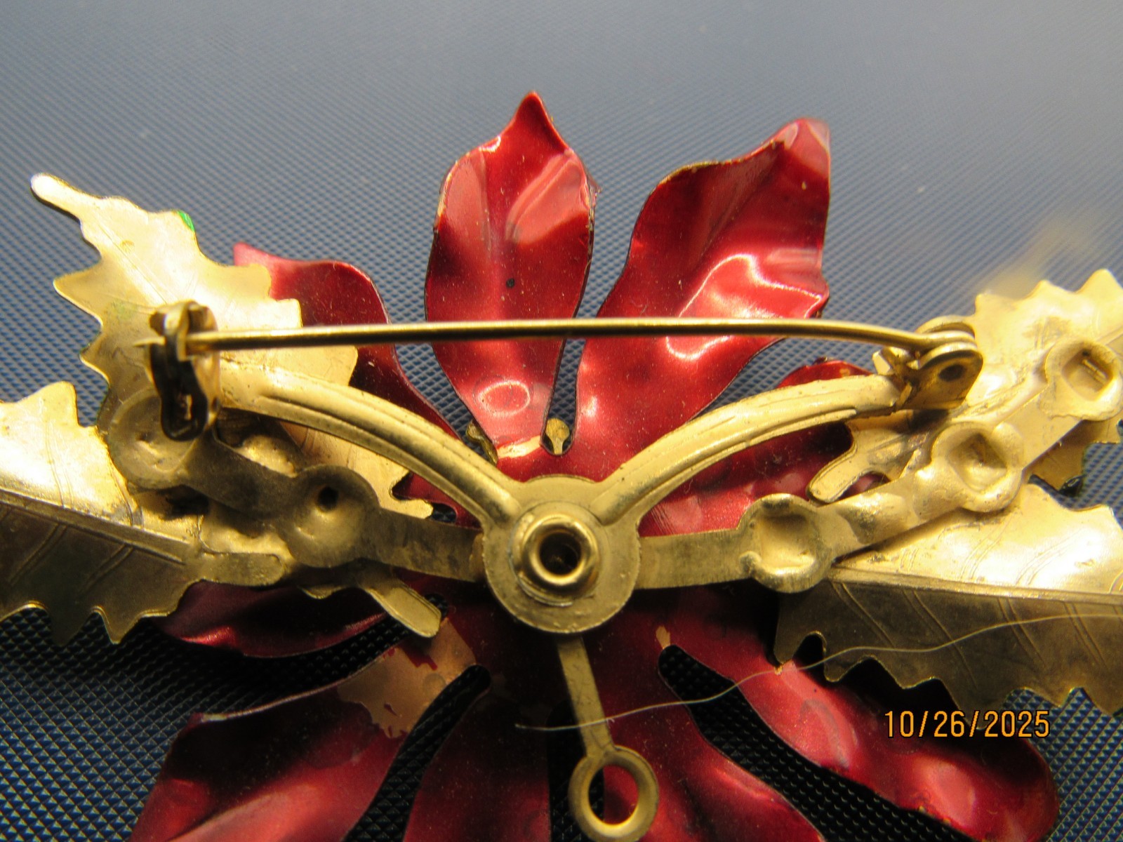 VINTAGE CHRISTMAS POINSETTIA METAL BROOCH 3″