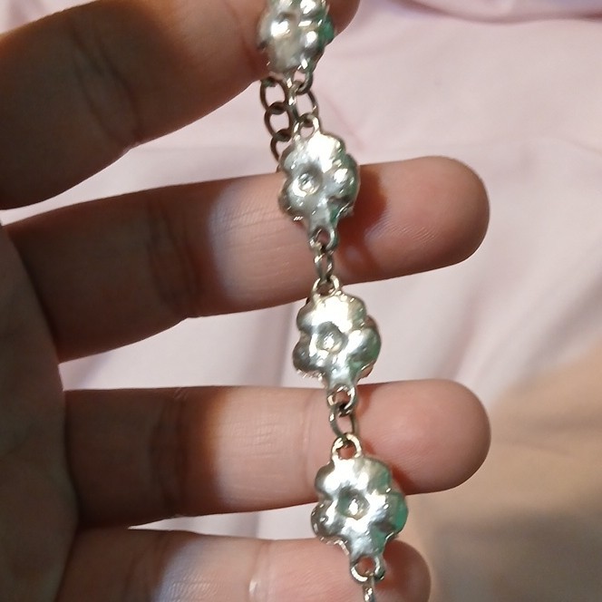 Silver Tone Flower Link Chain Bracelet – Metal, No Stone, Flowers & Plants