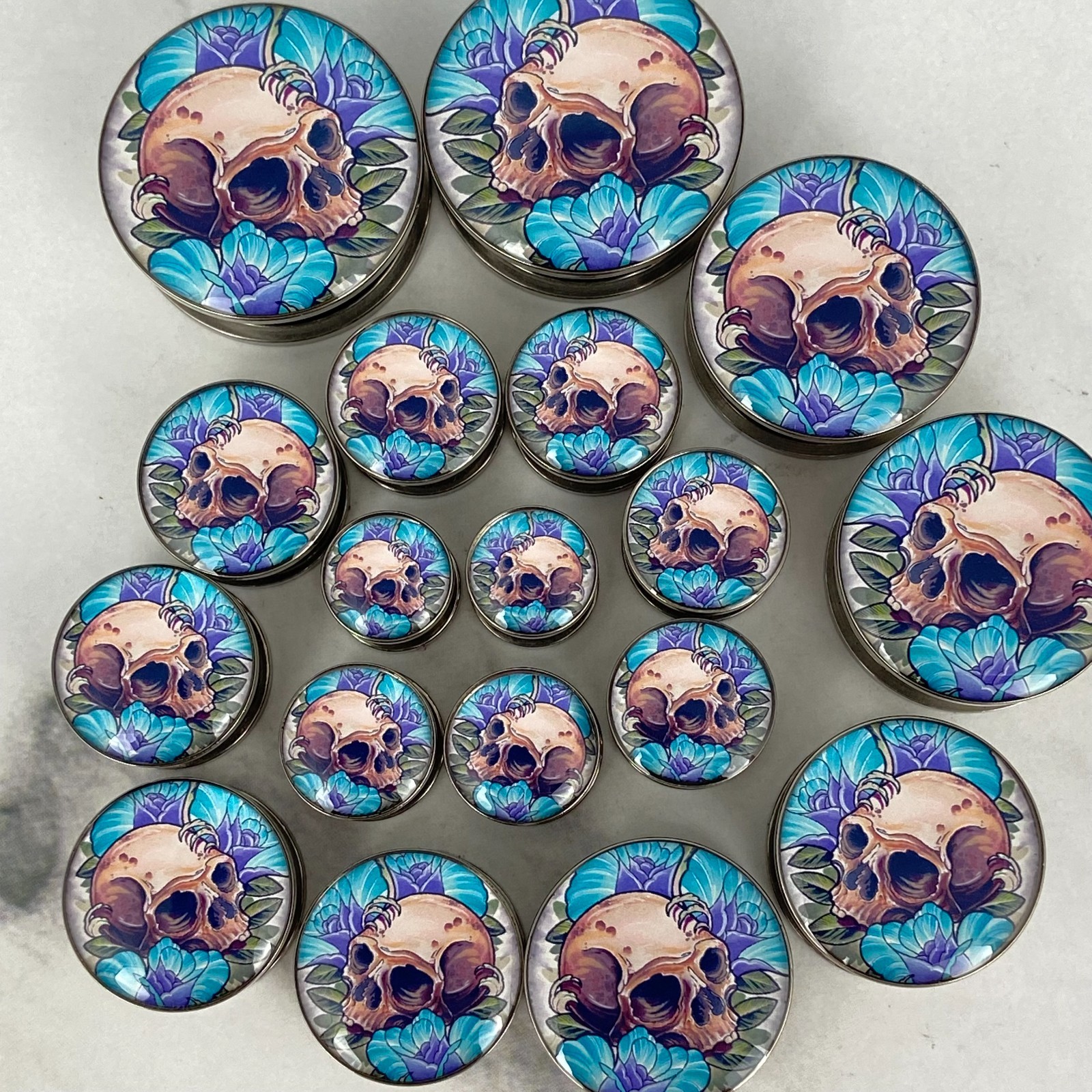 Pair of Screw on Skull and Roses Picture Plugs gauges 16g to 1 inch