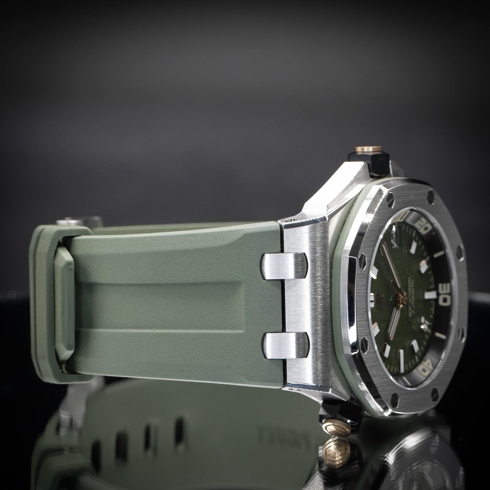 AUDEMARS PIGUET Royal Oak Offshore “Khaki” Diver 42 | Ref. 15720ST | Full Set