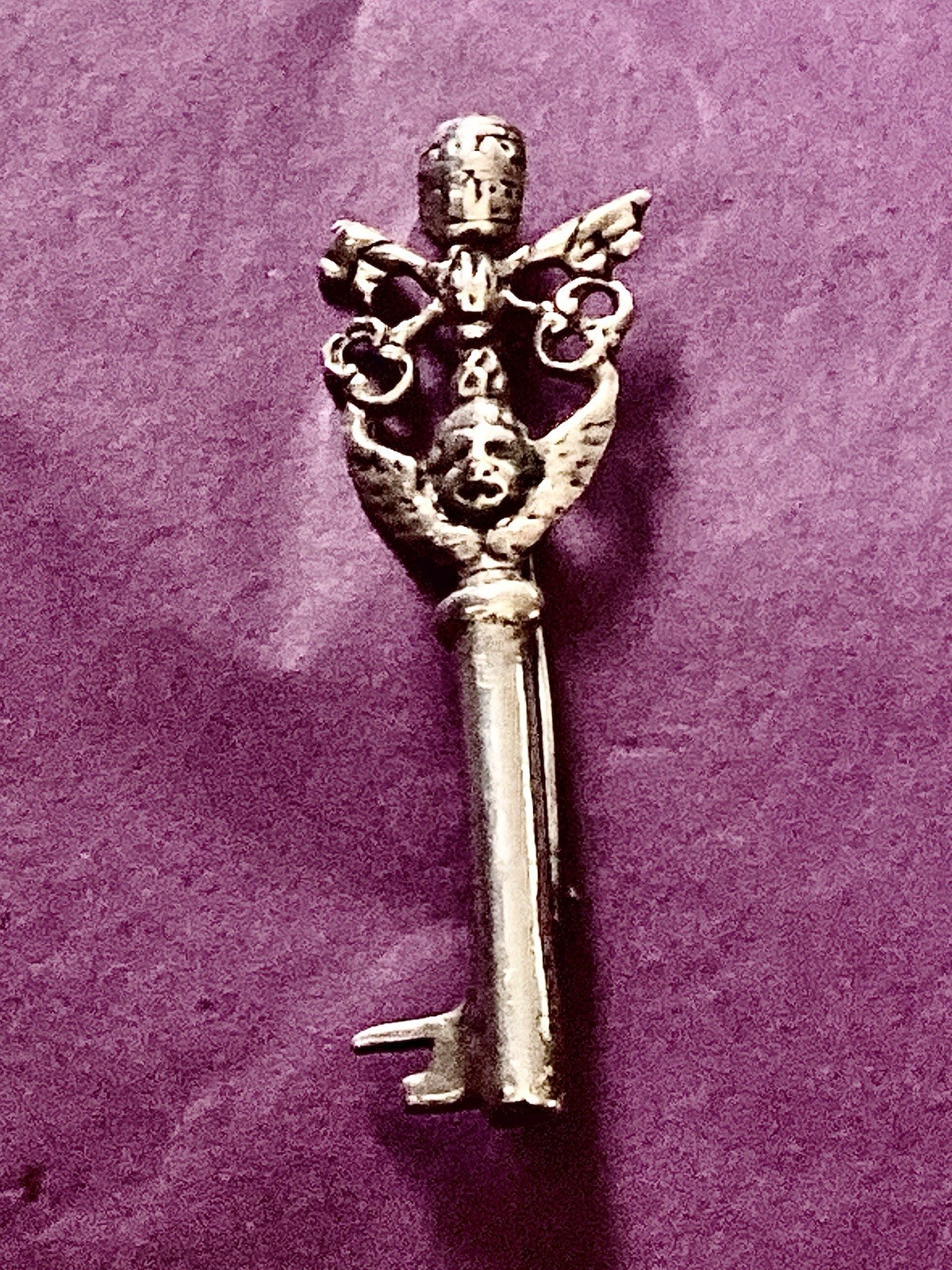 ANTIQUE STERLING SILVER “ KEYS OF HEAVEN” CHERUB SKELETON KEY BROOCH