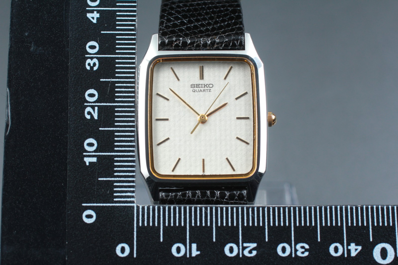 1985 Seiko Dolce 9021-5330 25mm Silver Tank Qz Men Vintage Watch JAPAN Near MINT