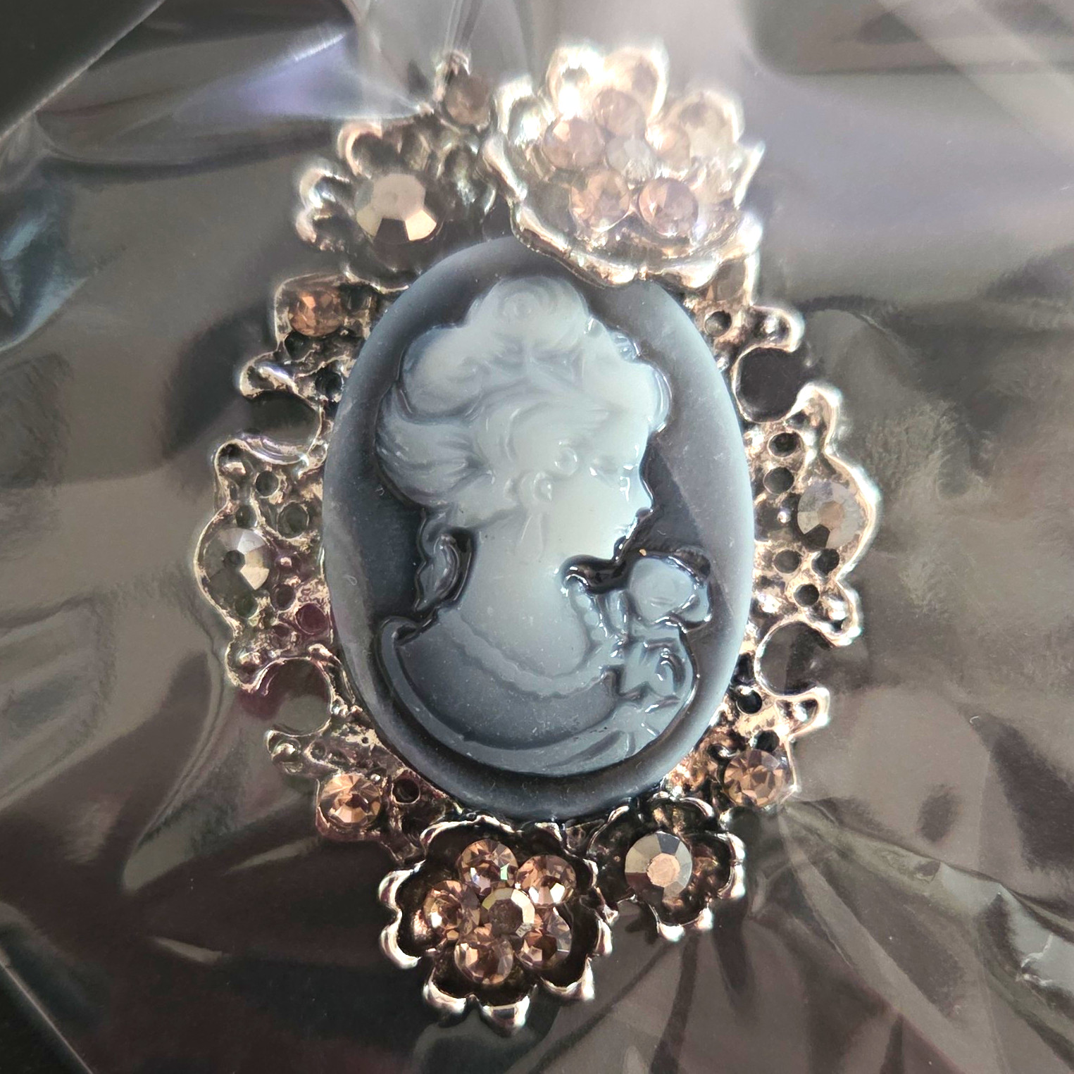 Cameo Portrait Brooch Pin Oval Silver Tone Floral Frame Gray/White Beauty