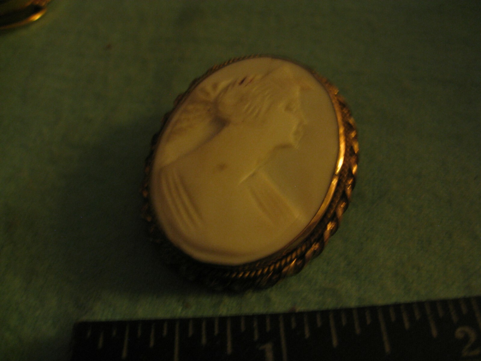 Detailed Shell Cameo Brooch Set in Gold