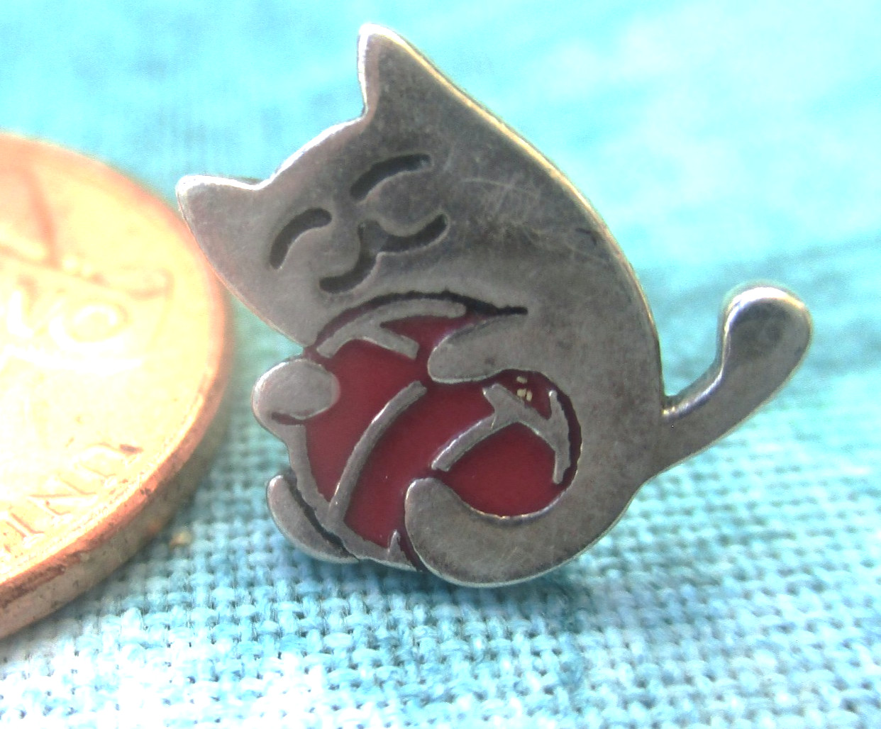 Kitty Cat Sterling Silver Stud Earrings Enamel Ball Playful Kitten 1.6 g .25″