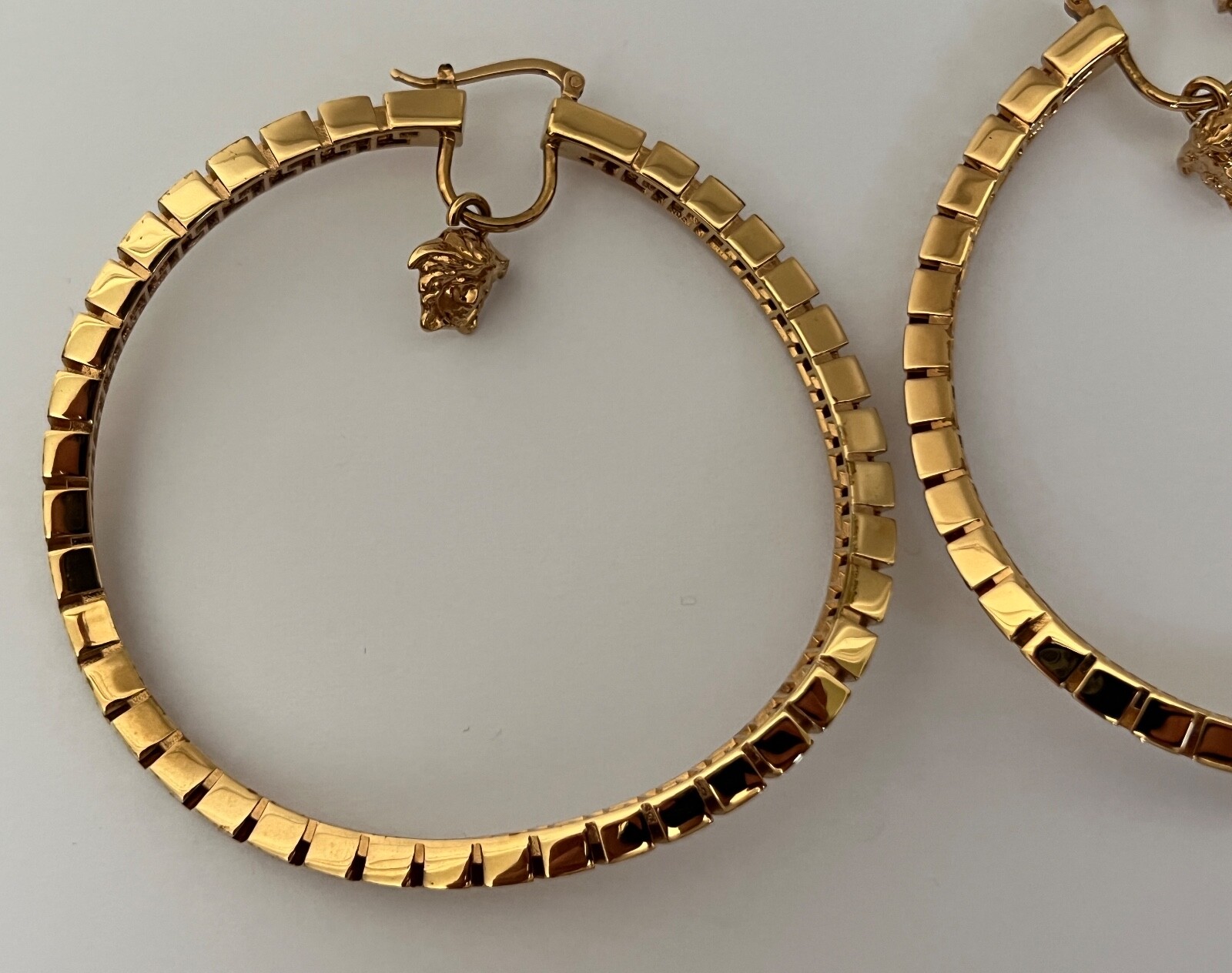 NIB Versace Medusa Logo Charm Greca Greek Key Gold Large Curved Hoop Earrings