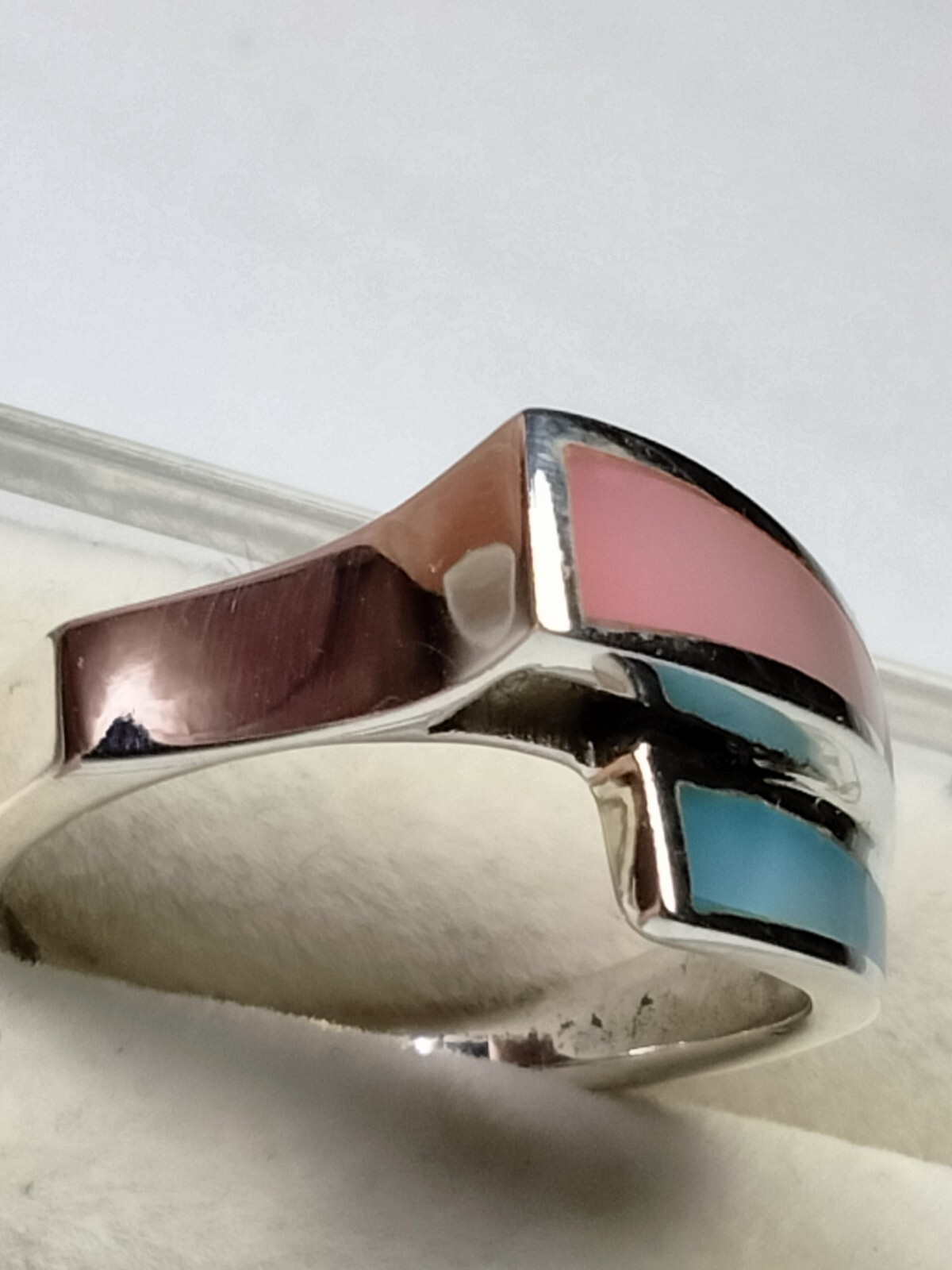 CHARMING MOP INLAYS IN TRENDY STERLING SILVER.925 RING SIZE 8.75-9.0