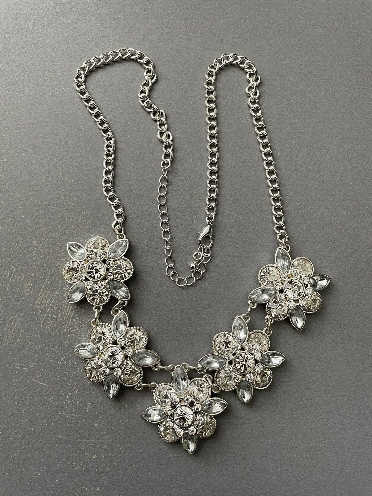 40 cm in length flower design necklace cosmetic silver tone spring ring closure