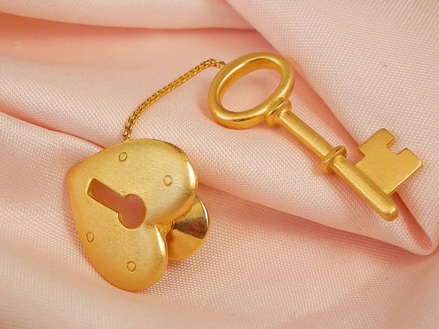Super Cute More Modern Gold Tone Key To My Heart Push Pin 213C