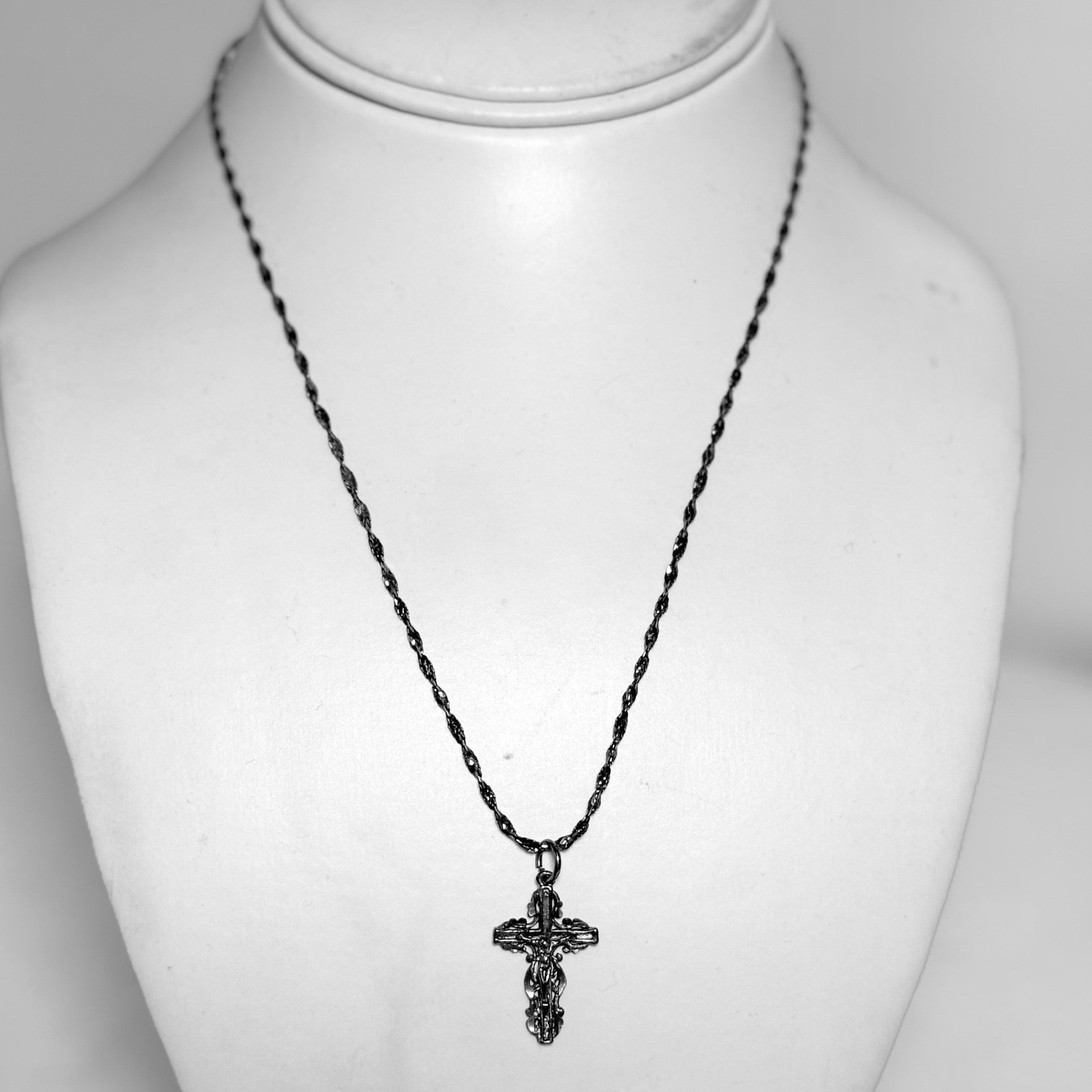 Vintage 925 Sterling Silver Crucifix Pendant Necklace 18 Inch Singapore Chain
