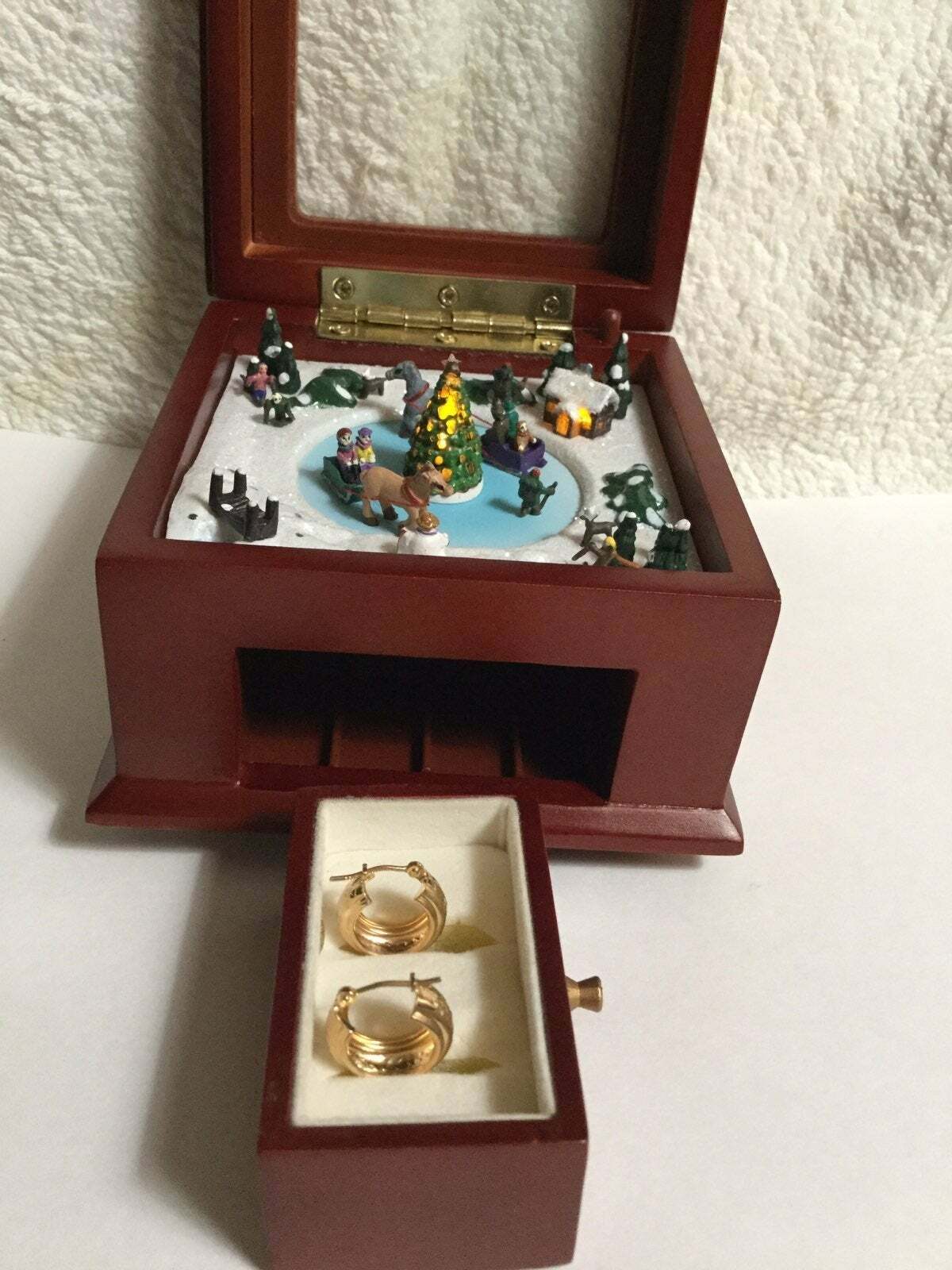 14KT Yellow Gold Diamond-cut Bolivia Earrings in a Musical Carousel Jewelry Box