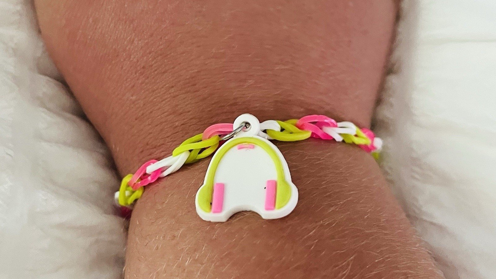 Unisex Kids Multicolor Rubber Braided Charm Bracelet, Headphones Dangle