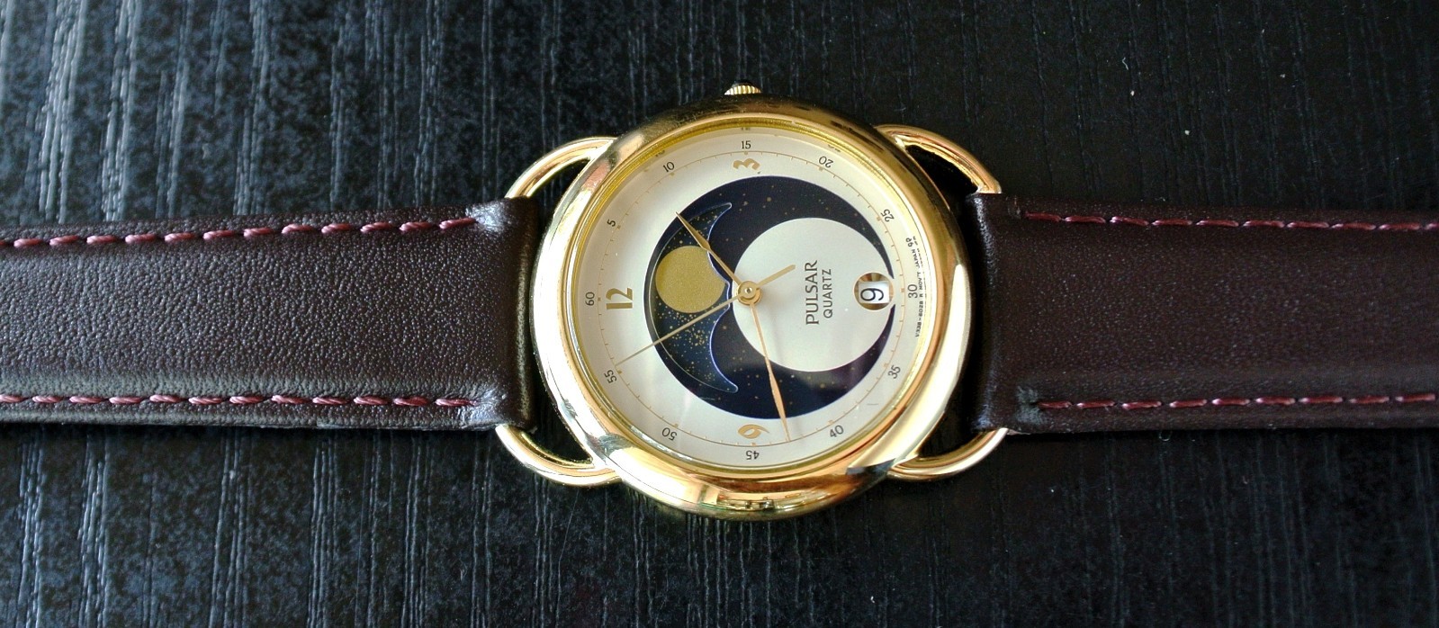 VINTAGE PULSAR SEIKO DATE ELEGANT MOON PHASE QUARTZ MEN’S GOLD BROWN DRESS WATCH