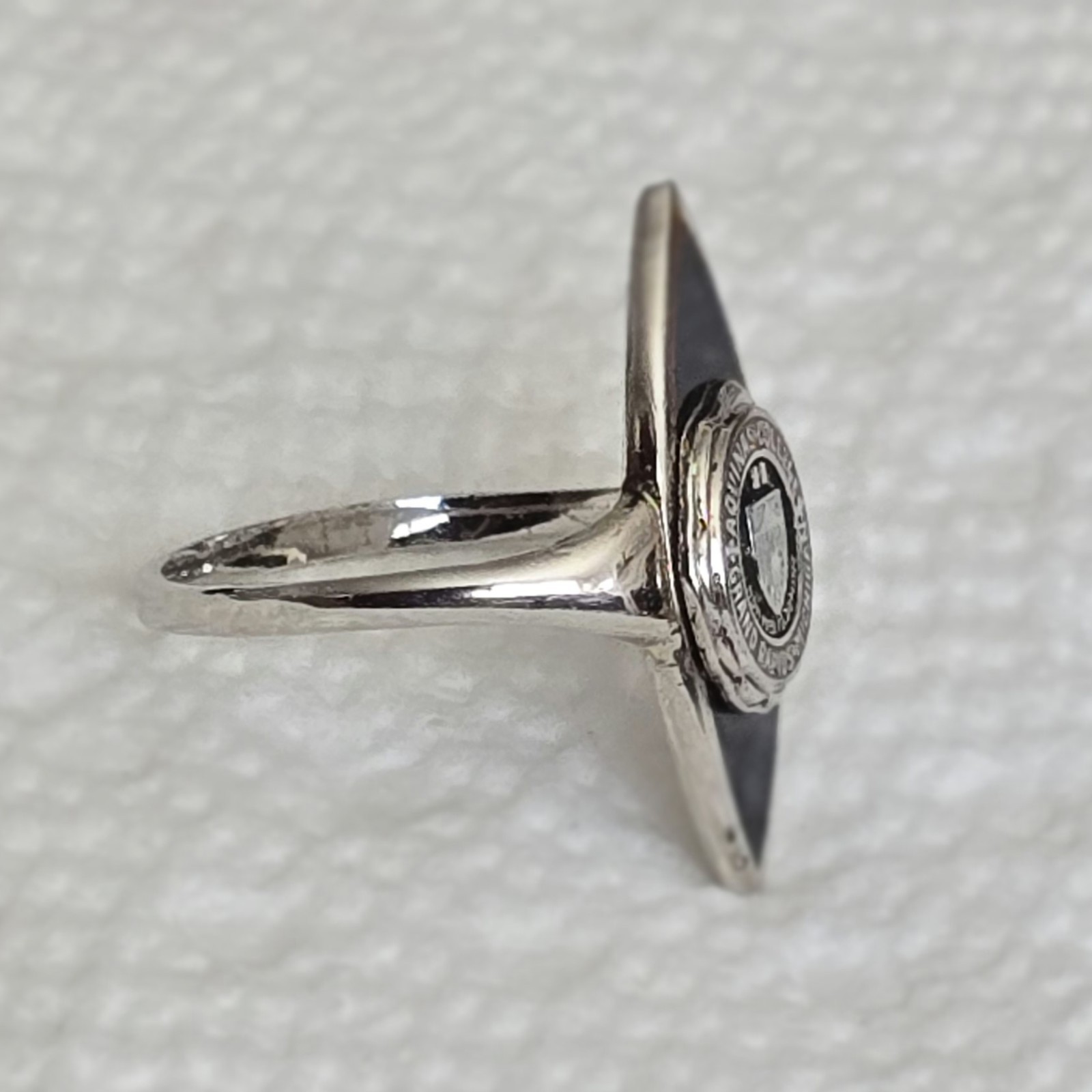 AQUINAS COLLEGE GRAND RAPIDS MI LADIES RING, STERLING SILVER & ENAMEL, SIZE 8
