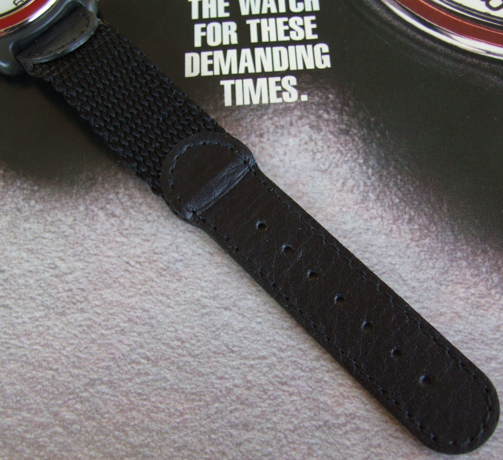 SWISS ARMY Watch~Men ‘The Famous’ ORIGINAL Series 2000 ClaSSiC RED~OEM STRAP~EUC