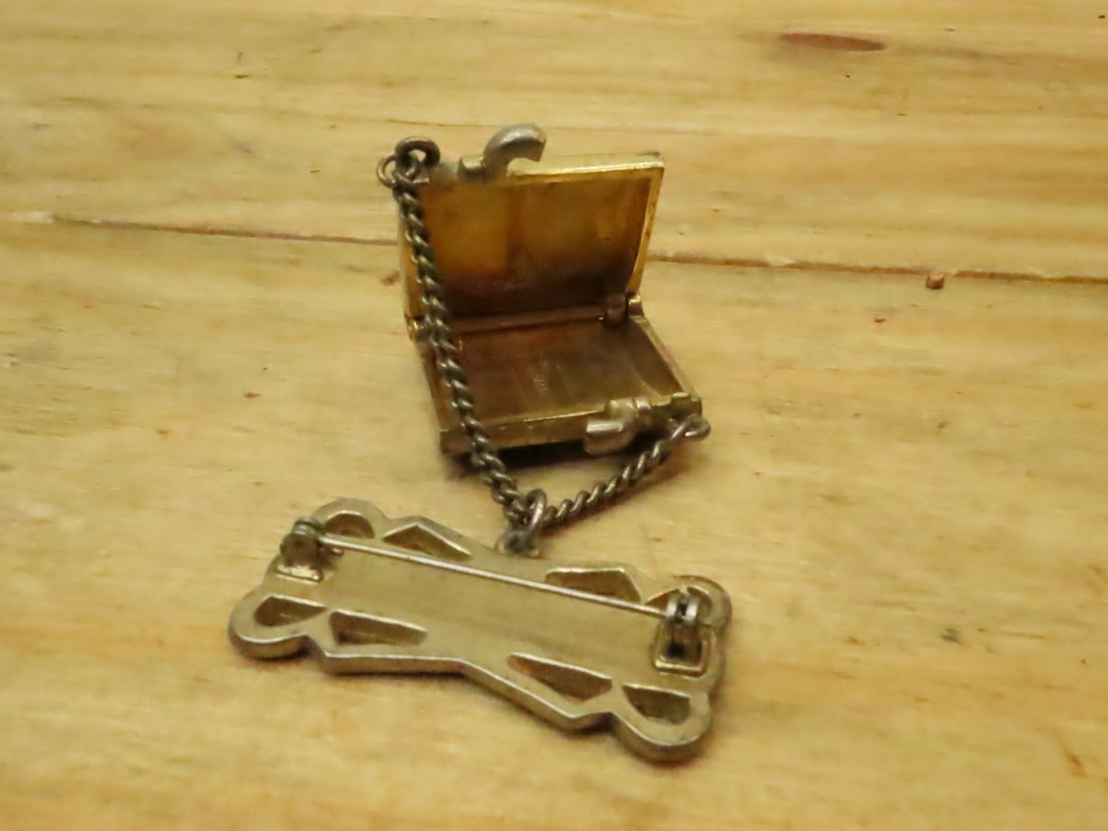 Vintage Silver Tone Green Clutch Purse Brooch Pin
