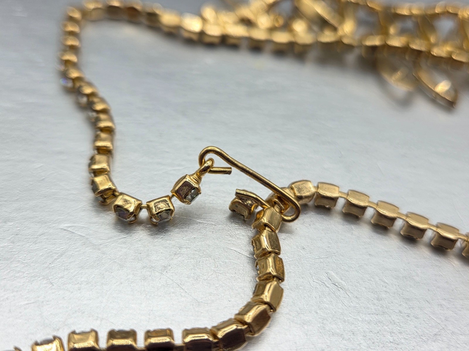 Vintage Juliana White Dangle Bezel Crystal Rhinestone Gold tone Necklace 15″