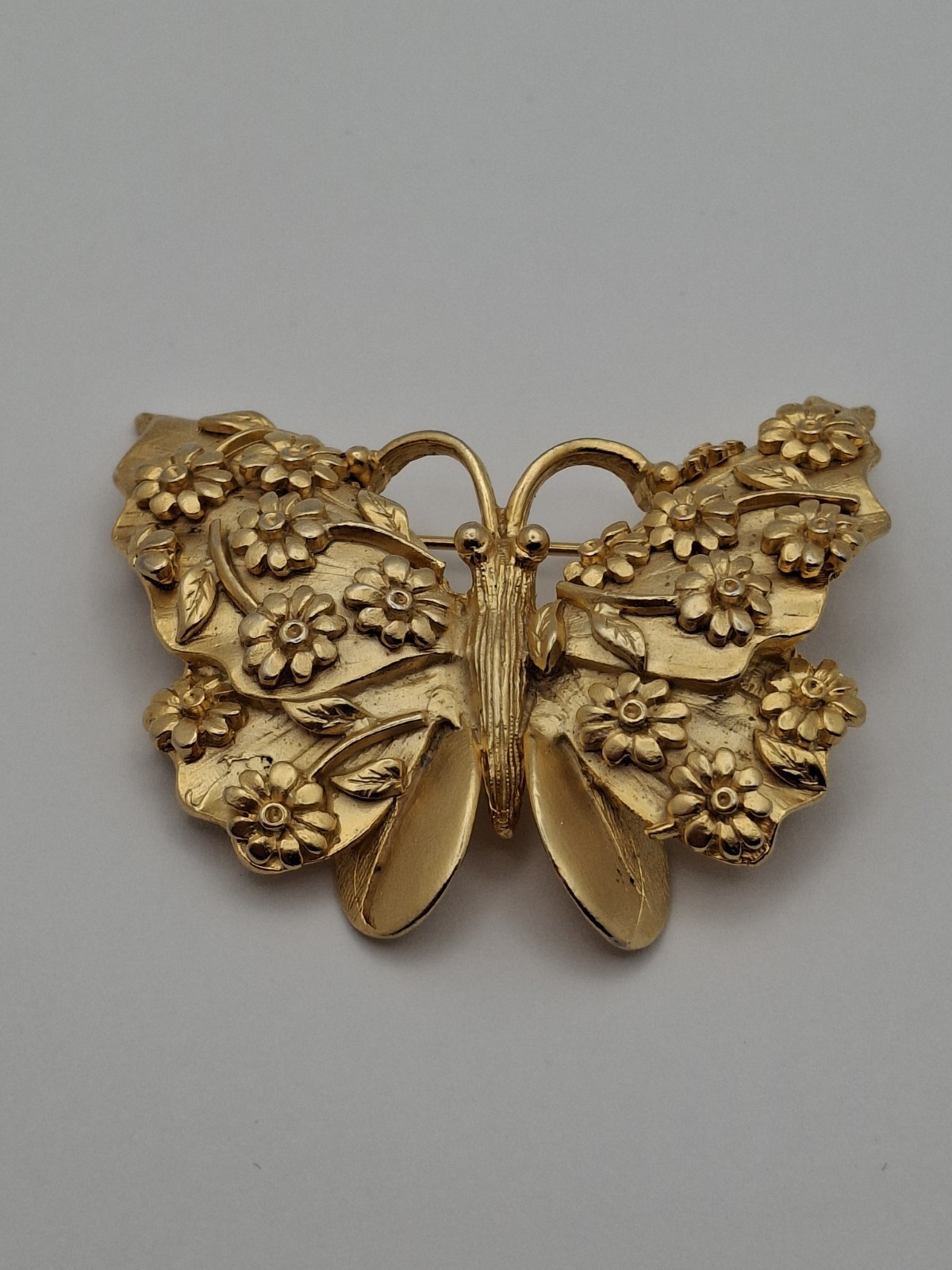 BSK 1970’s Butterfly Daisy Brooch Lapel Pin 2″ x 2.25″