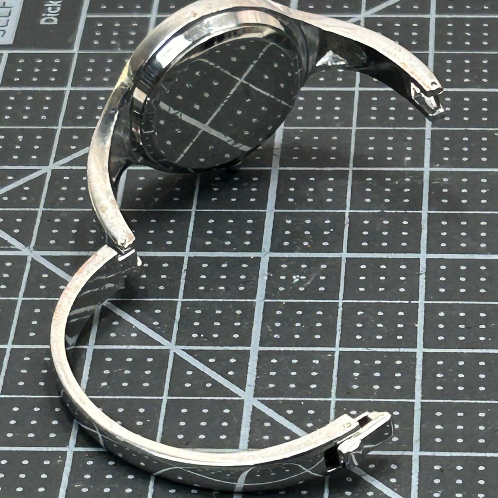 Geekthink L9001 Womens Quartz Watch Silver Bangle Black Dial Crystal Accents