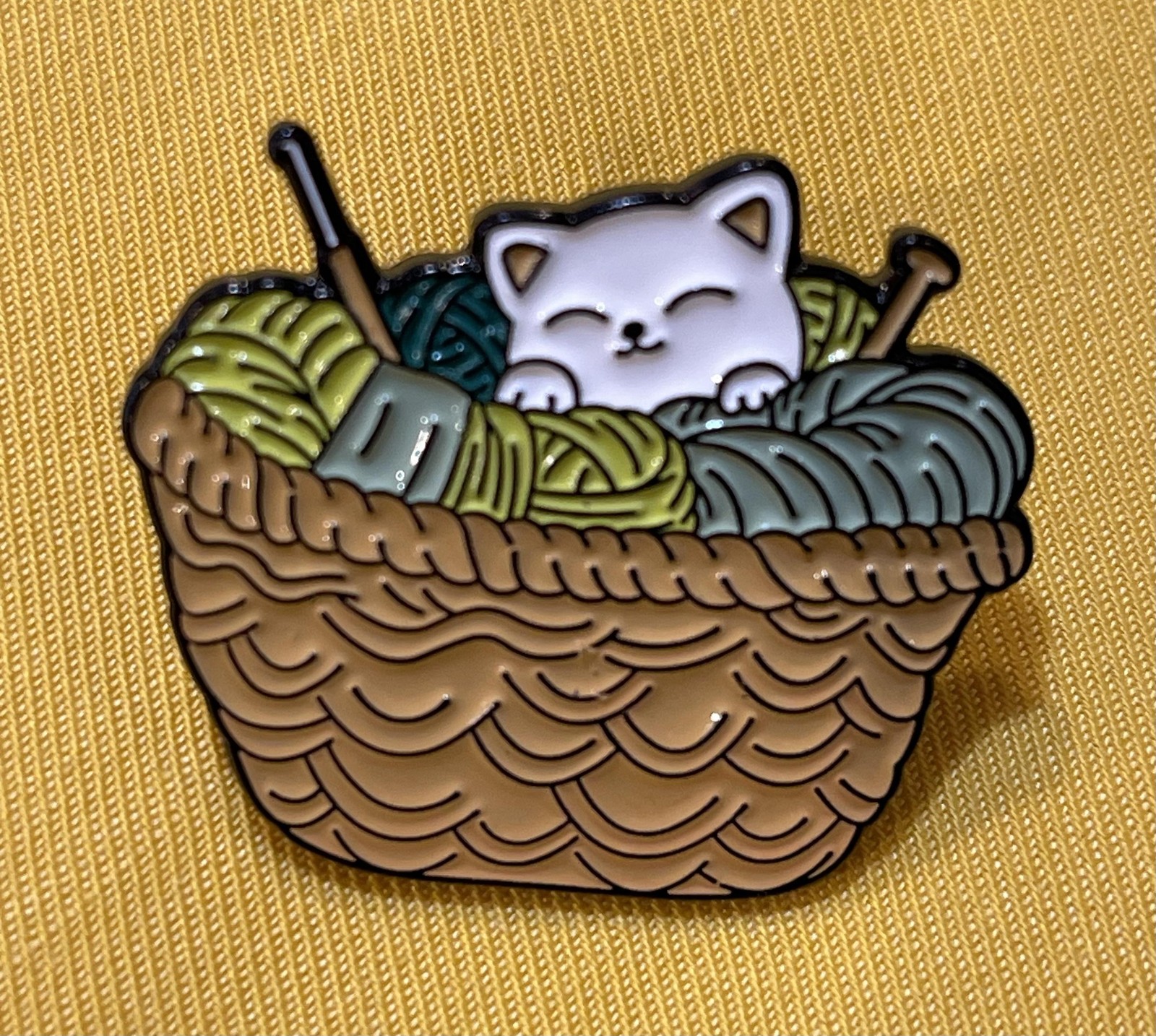 NWOT Enamel Cat In Yarn Basket Brooch Lapel Pin Knitting Needles Crochet
