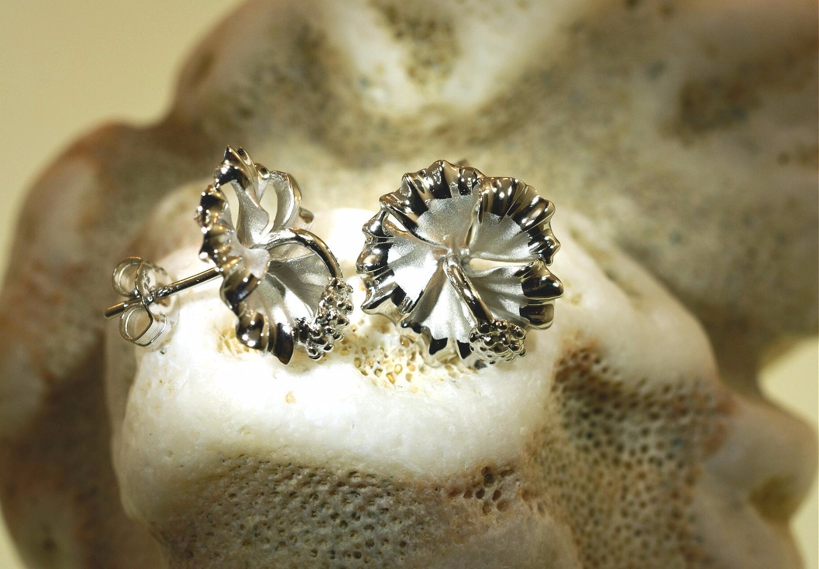 10MM-15MM RHODIUM PLATED 925 STER SILVER HAWAIIAN HIBISCUS FLOWER STUD EARRINGS
