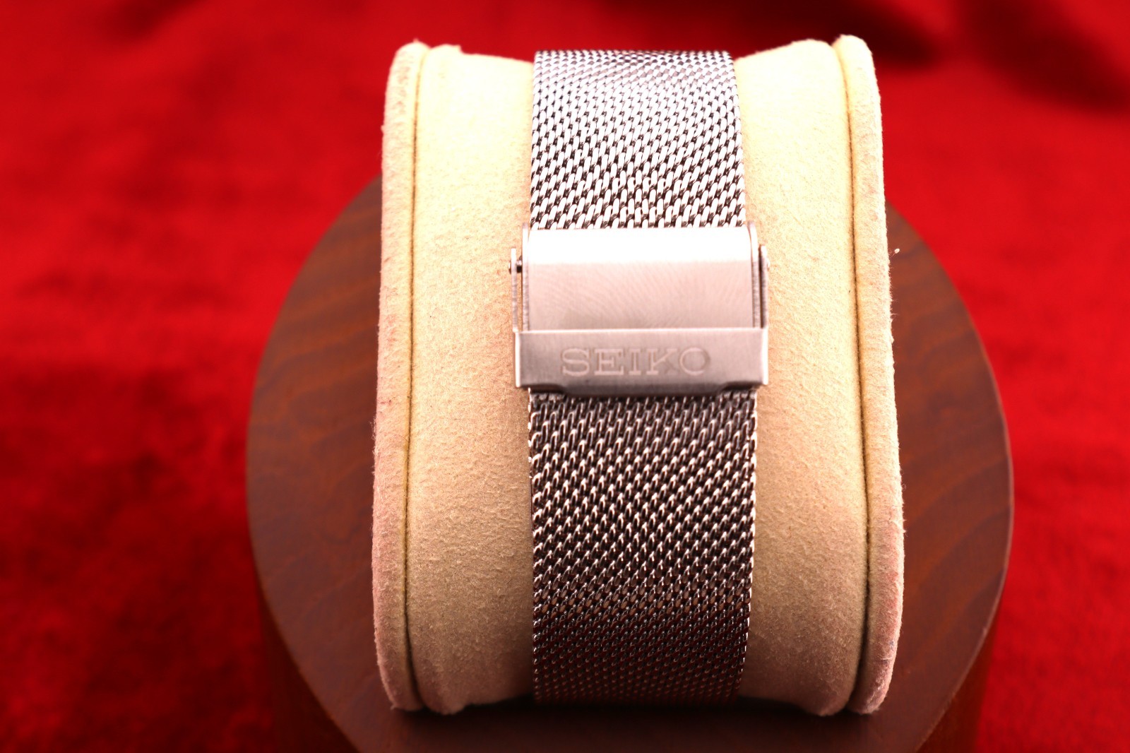 Vintage Seiko Slim Quartz Barrel Tank White Dial Silver Mesh Band Wrist Watch