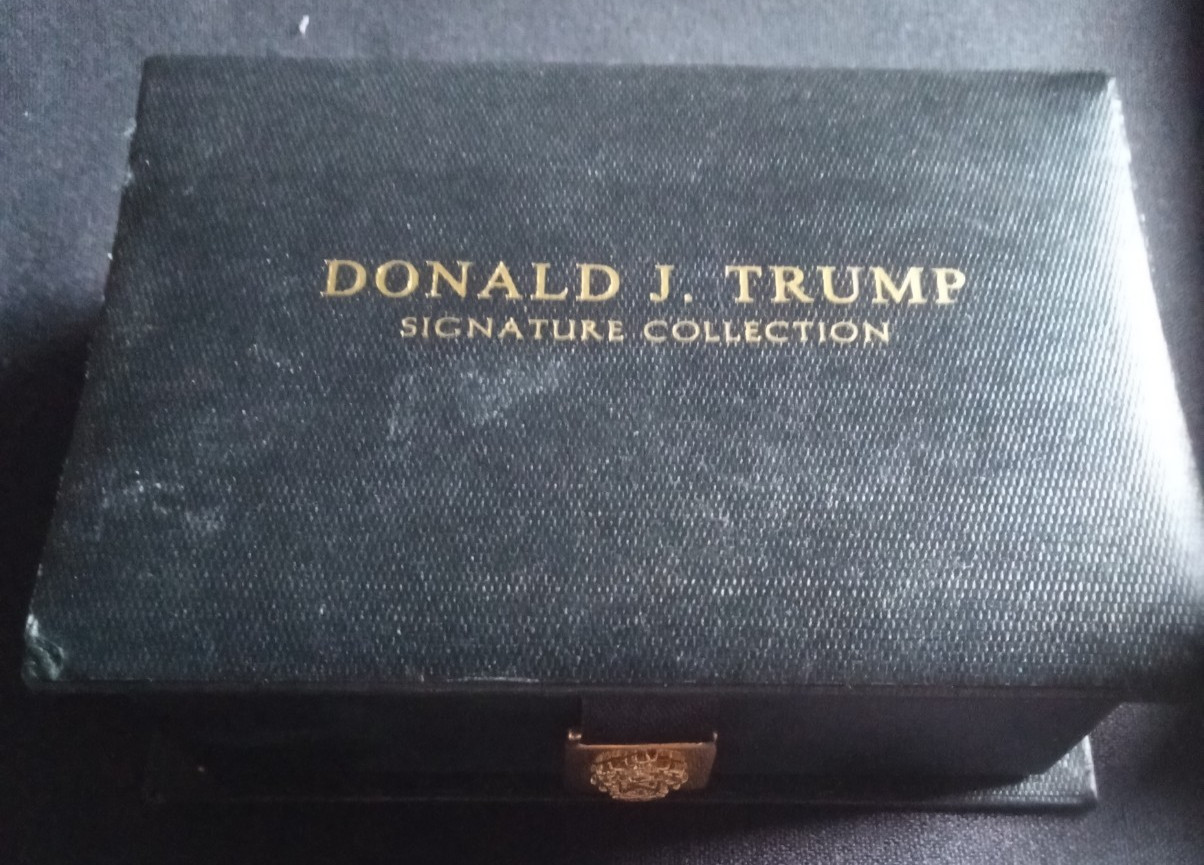 Donald J. Trump Signature Collection Crest Cufflinks Gold Tone w/ Box & Tag Gift