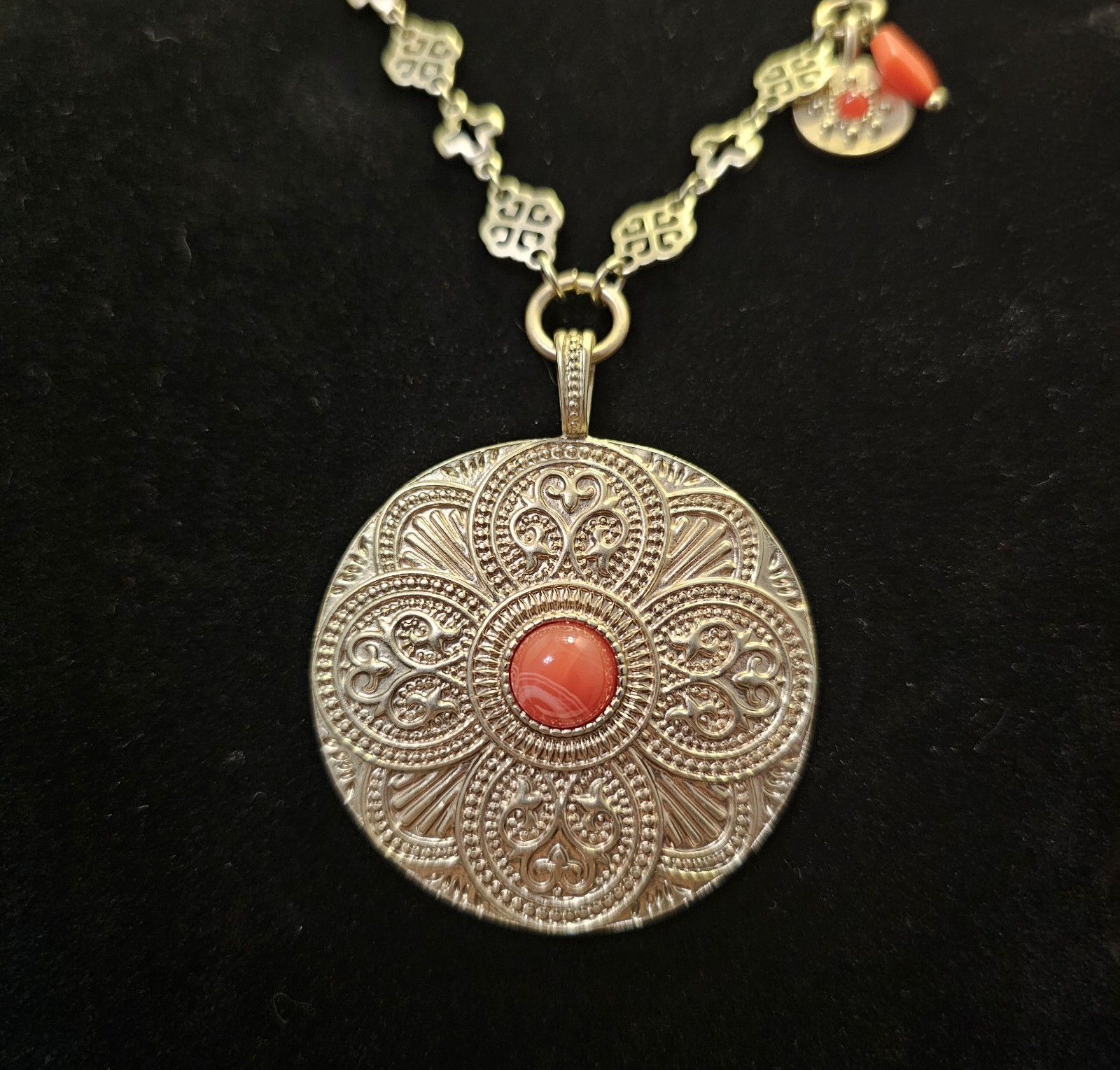 Chico’s Gold Tone Link Chain Necklace Round Medallion Coin Pendant Red Bezel NWT