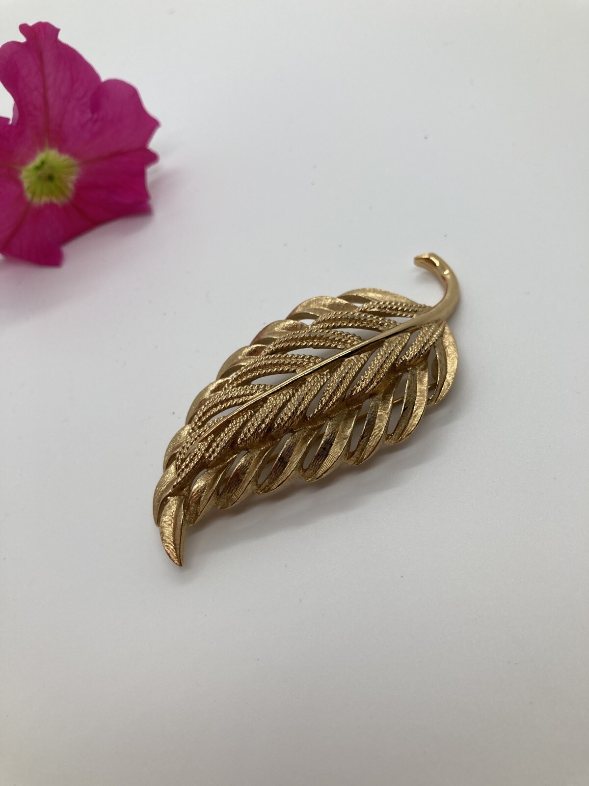 Beautiful Vintage Signed Monet Goldtone Leaf 3” Brooch Pin 2359